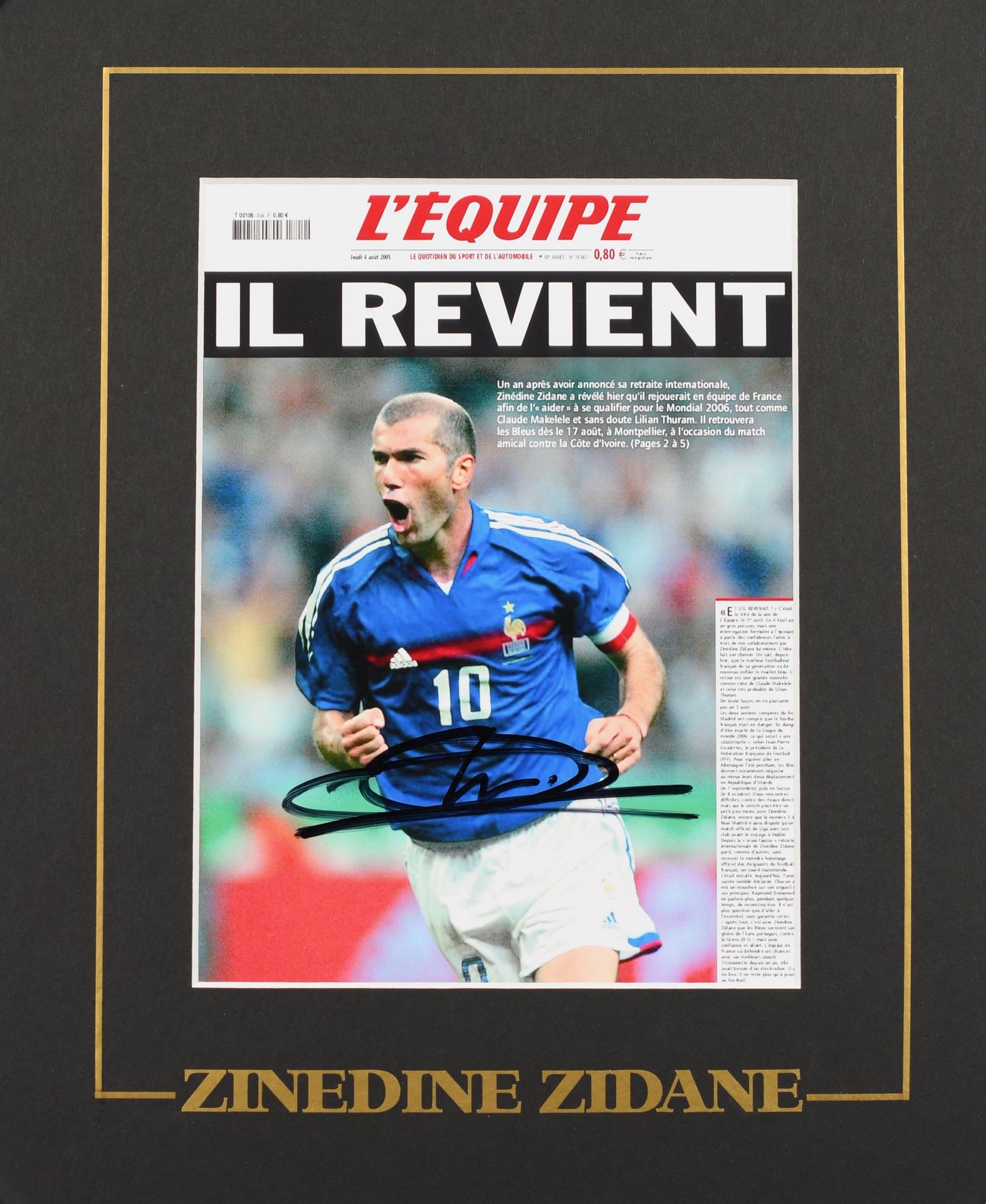 Null 兹内丁-齐达内。球员代表2006年重返法国国家队的报纸l'Équipe头版的亲笔签名照片。彩色照片。格式为15x20厘米，24x30厘米的框架。