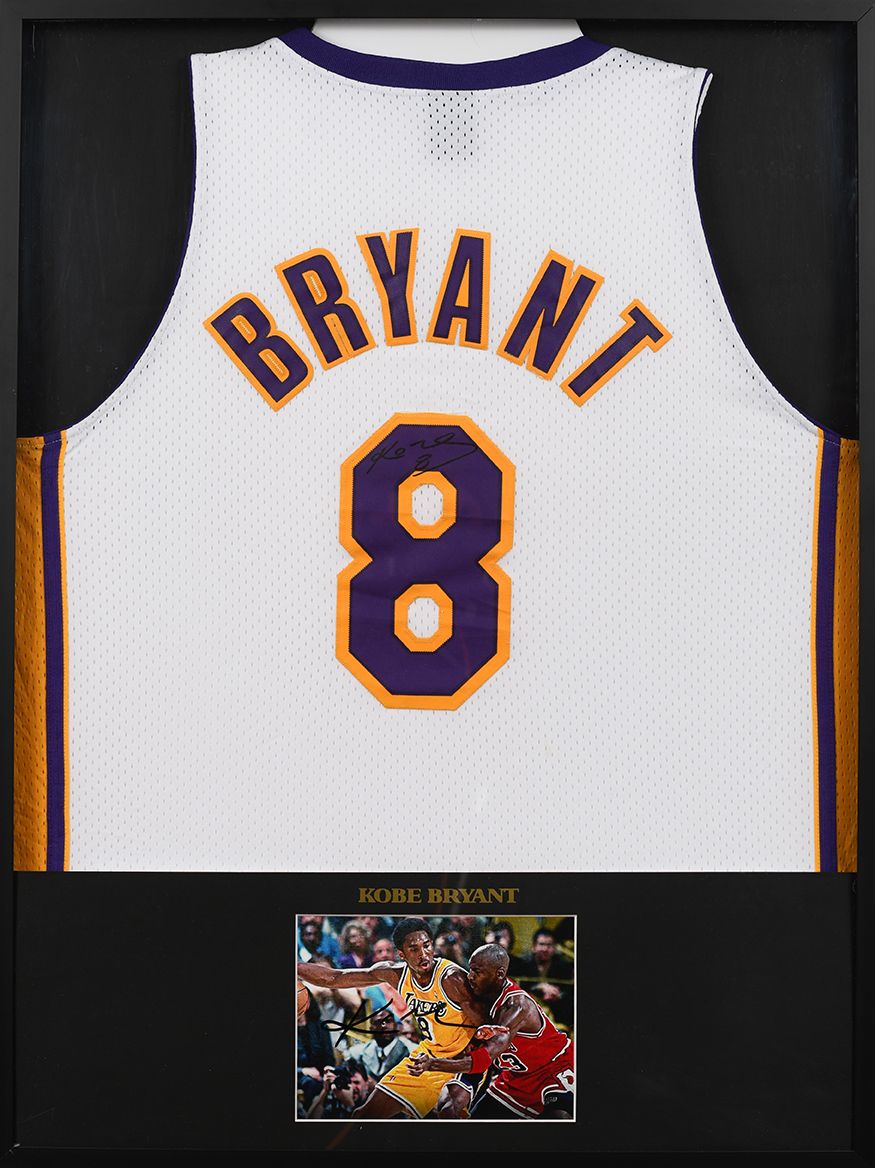 Null 
Kobe Bryant. Los Angeles Lakers Team replica jersey autographed on the bac&hellip;