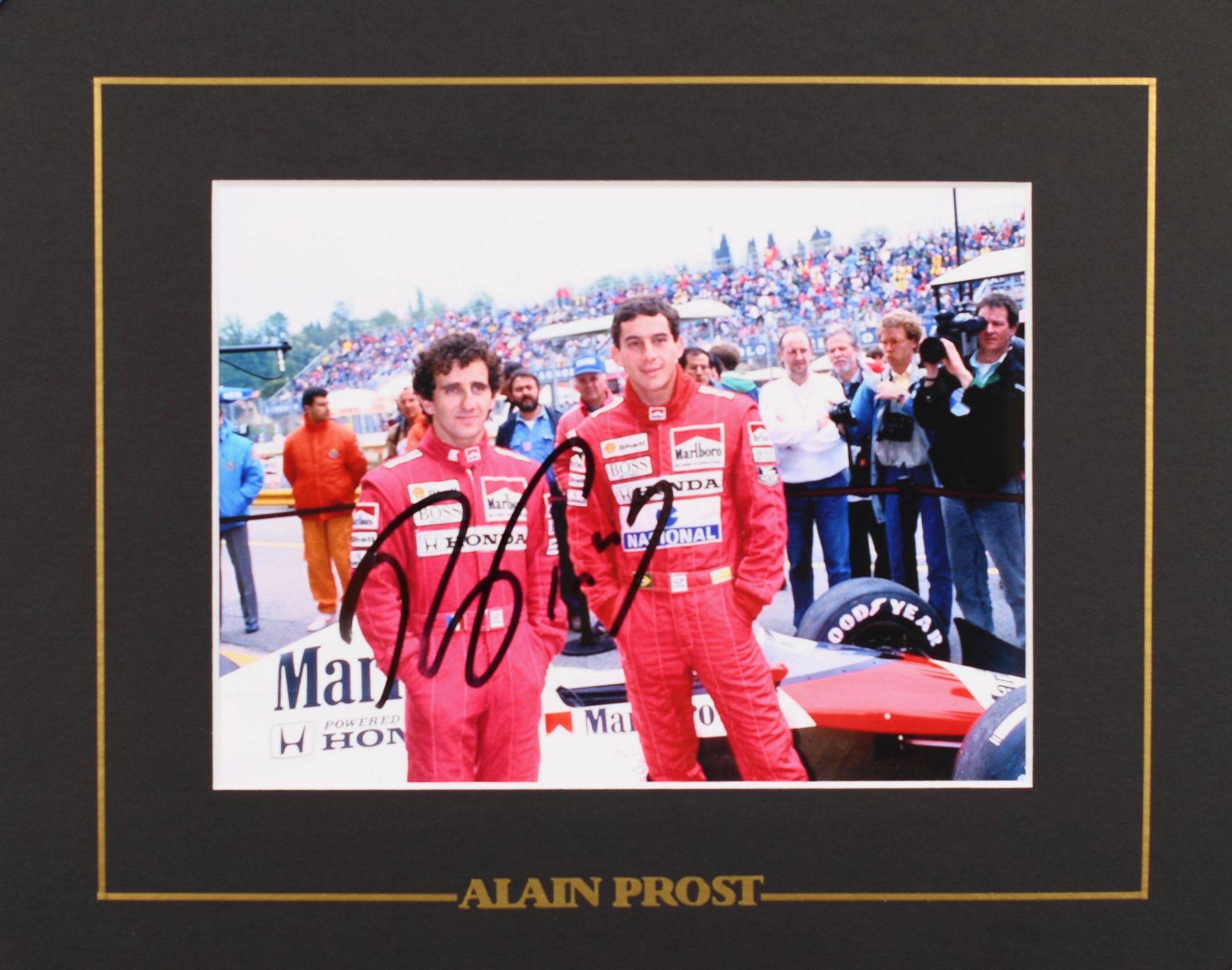 Null 阿兰-普罗斯特车手在艾尔顿-塞纳的陪同下与麦克拉伦-本田车队的签名照片。
他将赢得4个世界锦标赛冠军。彩色照片。格式为15x20厘米，24x30厘米的&hellip;