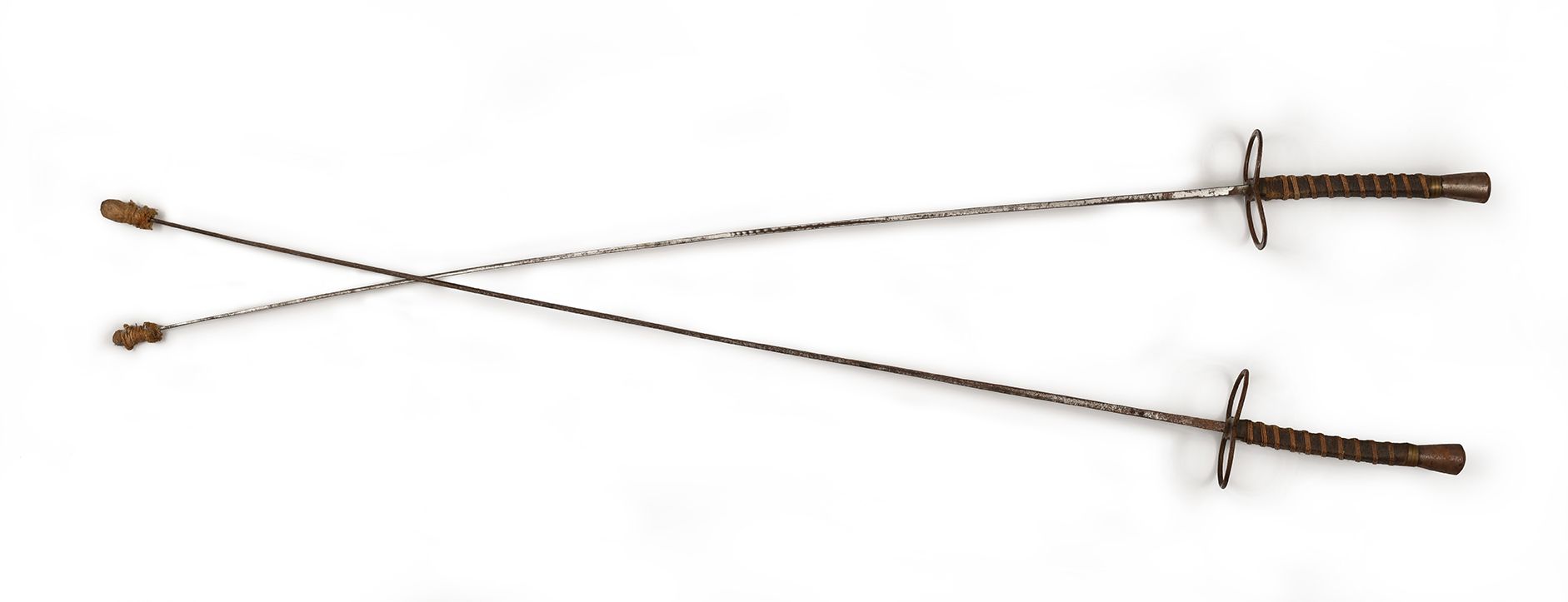 Null 一对19世纪的带绳索手柄的右手铝箔。壳为8字形，钢制鞍座。未破损的叶片，带有原始的布质苍蝇和绳子。双重穿线，握感更好。来自Coulaux工厂的刀片，每&hellip;