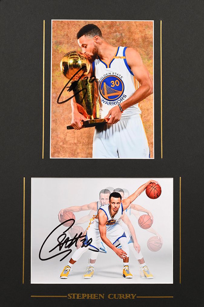 Null 
斯蒂芬-库里。一套2张身着金州勇士队颜色的球员亲笔签名照片。2015-2017年和2018年3次获得NBA冠军。彩色照片。每个尺寸为15x20厘米，&hellip;