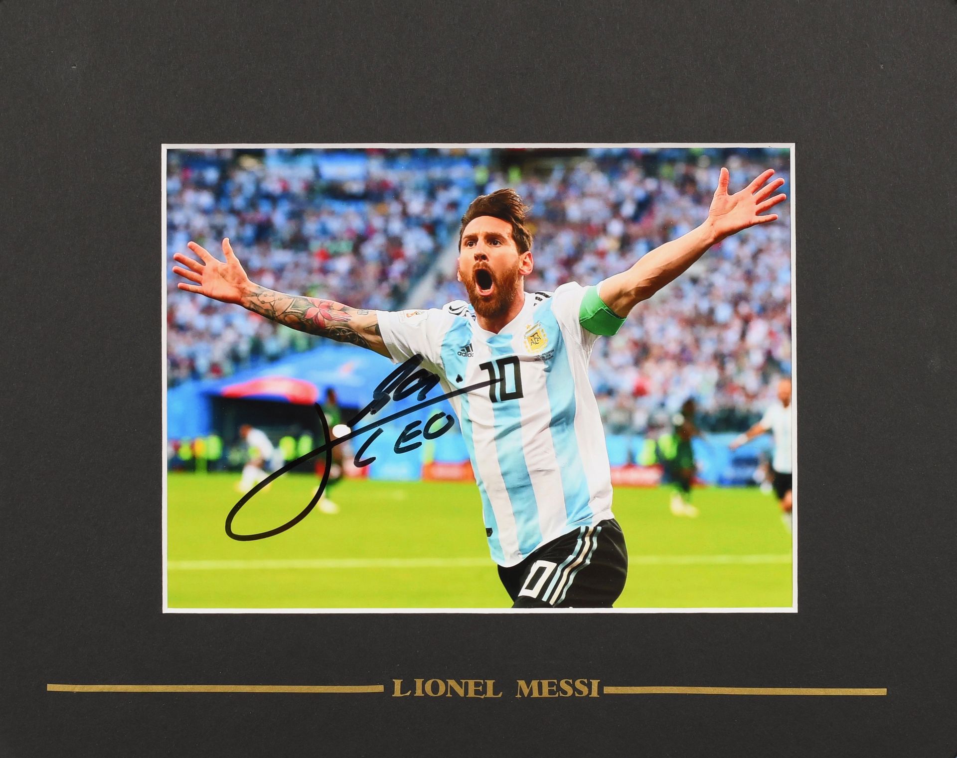 Null 莱昂内尔-梅西由身穿阿根廷国家队球衣的球员亲笔签名的照片。彩色照片。格式为15x20厘米，24x30厘米的框架。