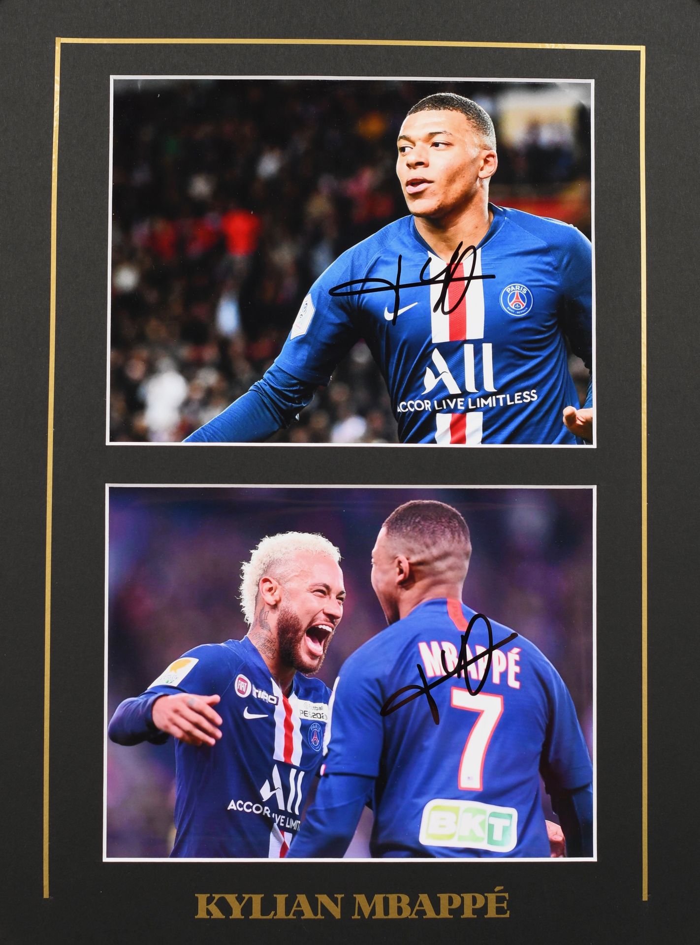 Null 凯利安-姆巴佩。一套2张由身穿巴黎圣日耳曼球衣的球员亲笔签名的照片。他将与PSG一起成为法国的4次冠军。彩色照片。格式为每幅15x20厘米，置于30x&hellip;