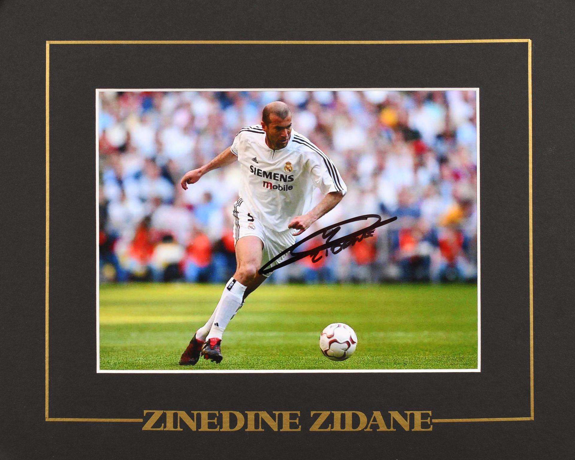 Null 齐内丁-齐达内。穿着皇家马德里球衣的球员的签名照片。彩色照片。格式为15x20厘米，24x30厘米的框架。