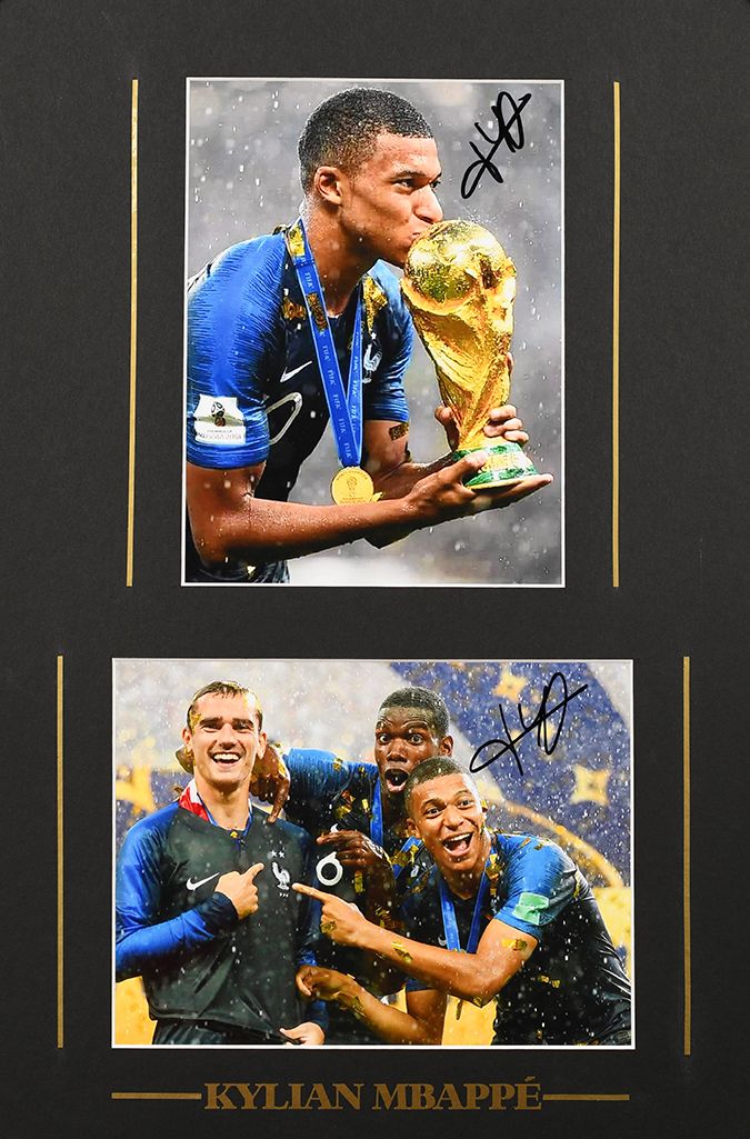 Null 凯利安-姆巴佩。一套2张照片，由2018年俄罗斯世界杯期间身穿法国队球衣的球员亲笔签名。彩色照片。格式为每幅15x20厘米，装在32x47厘米的画框中&hellip;