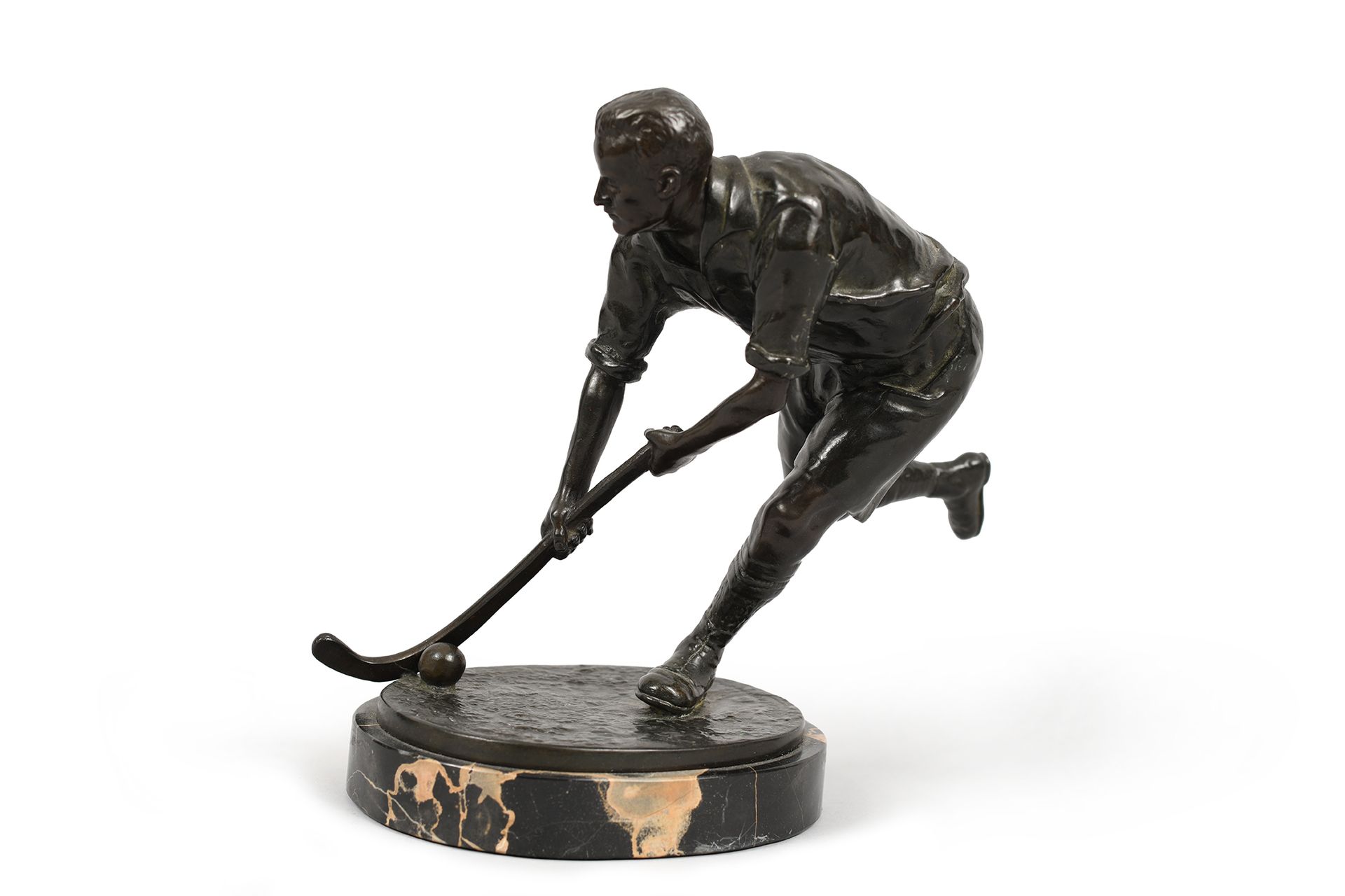 Null 雕塑 《冰球运动员》。签名：H. Mesdag。在电镀中制造。大理石底座上的黑色铜锈。总高度为24厘米。