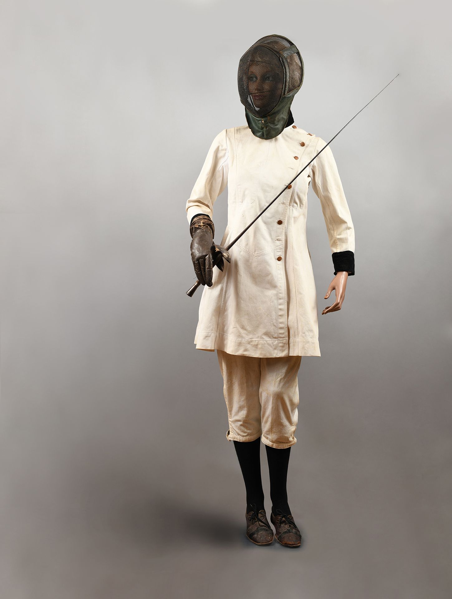 Null Complete outfit of fencer. Circa 1900 including a jacket, pants, mask, glov&hellip;