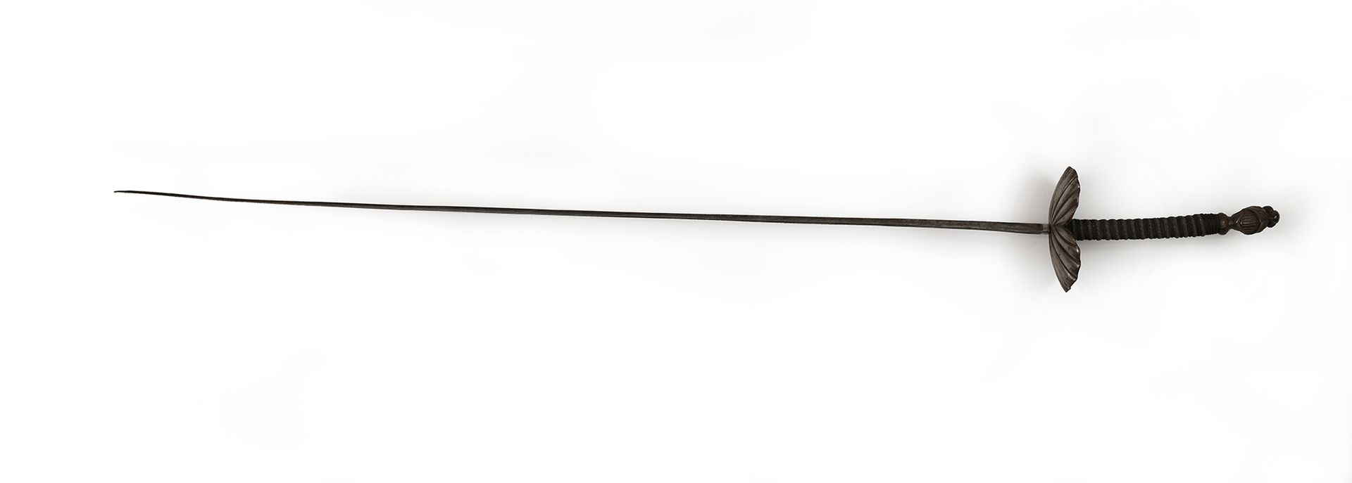 Null 1850年至1870年间的决斗剑，右手带黄貂鱼手柄。扇贝形状的钢壳。骑士头盔形状的钢制鞍座。刀片长84.5厘米。