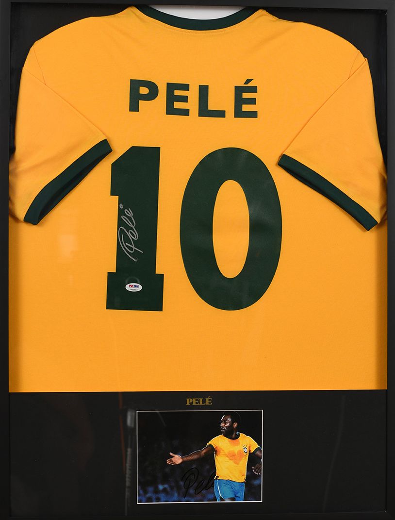 Null 贝利。巴西队球衣（复制品），配有彩色照片，均为3届世界杯冠军贝利国王的亲笔签名。在一个框架内。尺寸为60x80厘米。