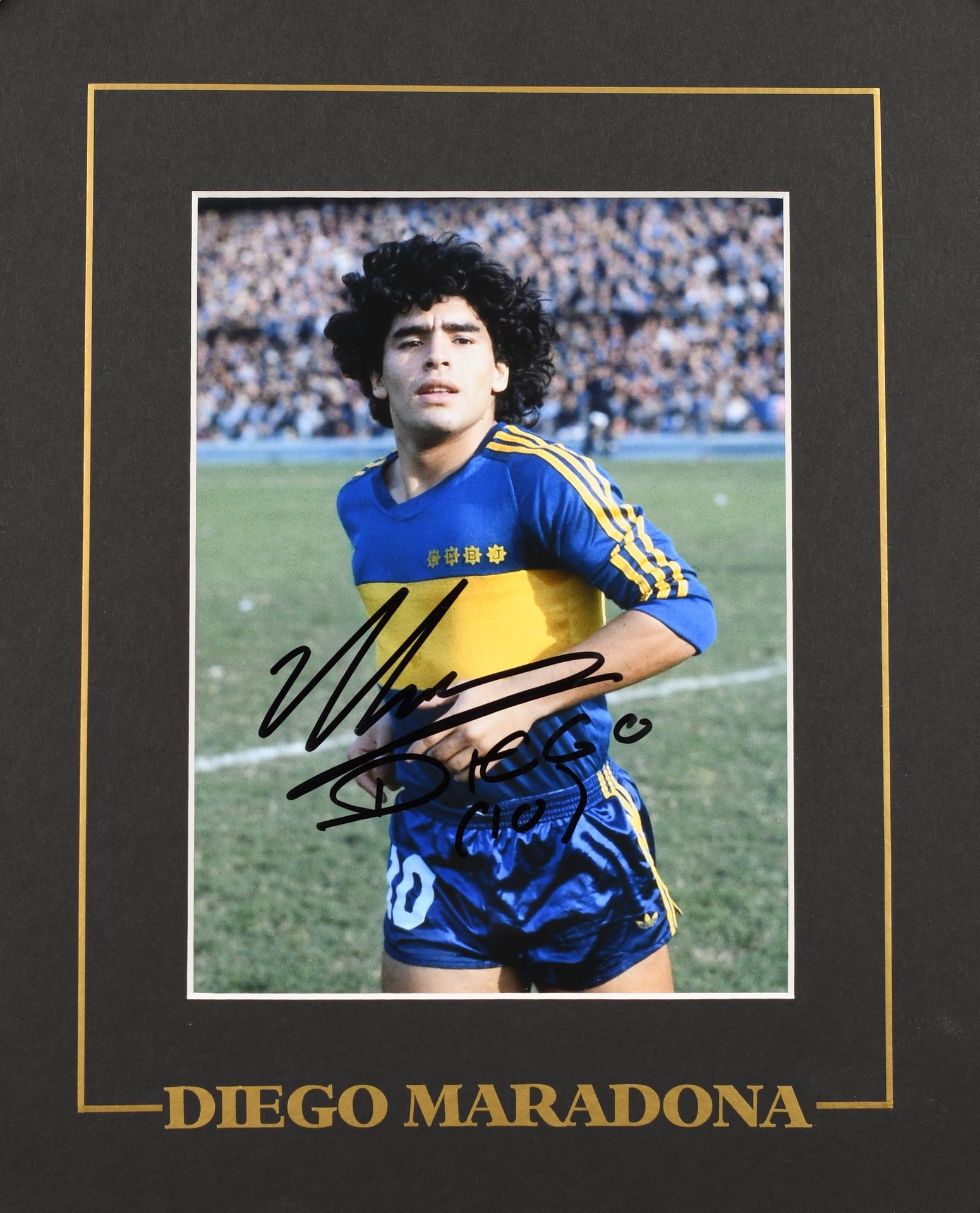 Null 迭戈-马拉多纳。由身穿博卡青年球衣的球员亲笔签名的照片。彩色照片。格式为15x20厘米，24x30厘米的框架。
