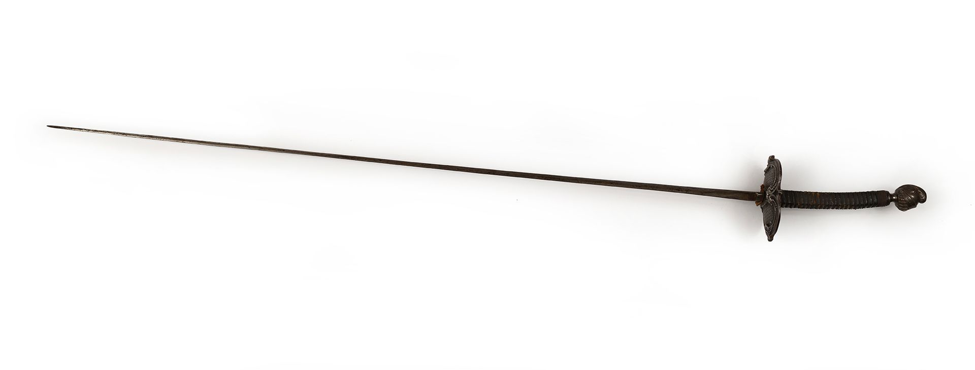 Null 1870年至1890年间的决斗训练剑，右手，皮革和黄铜手柄。钢制外壳和钢制鞍座，呈骑士头盔形状。
刀片长度为87厘米。