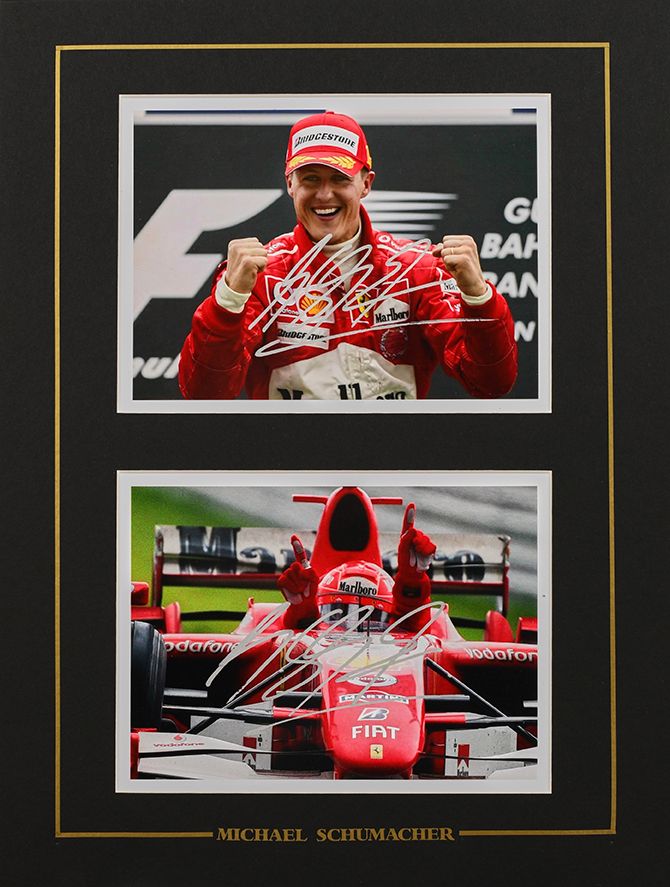 Null Michael Schumacher. Satz von 2 handsignierten Fotos mit dem Ferrari-Team vo&hellip;