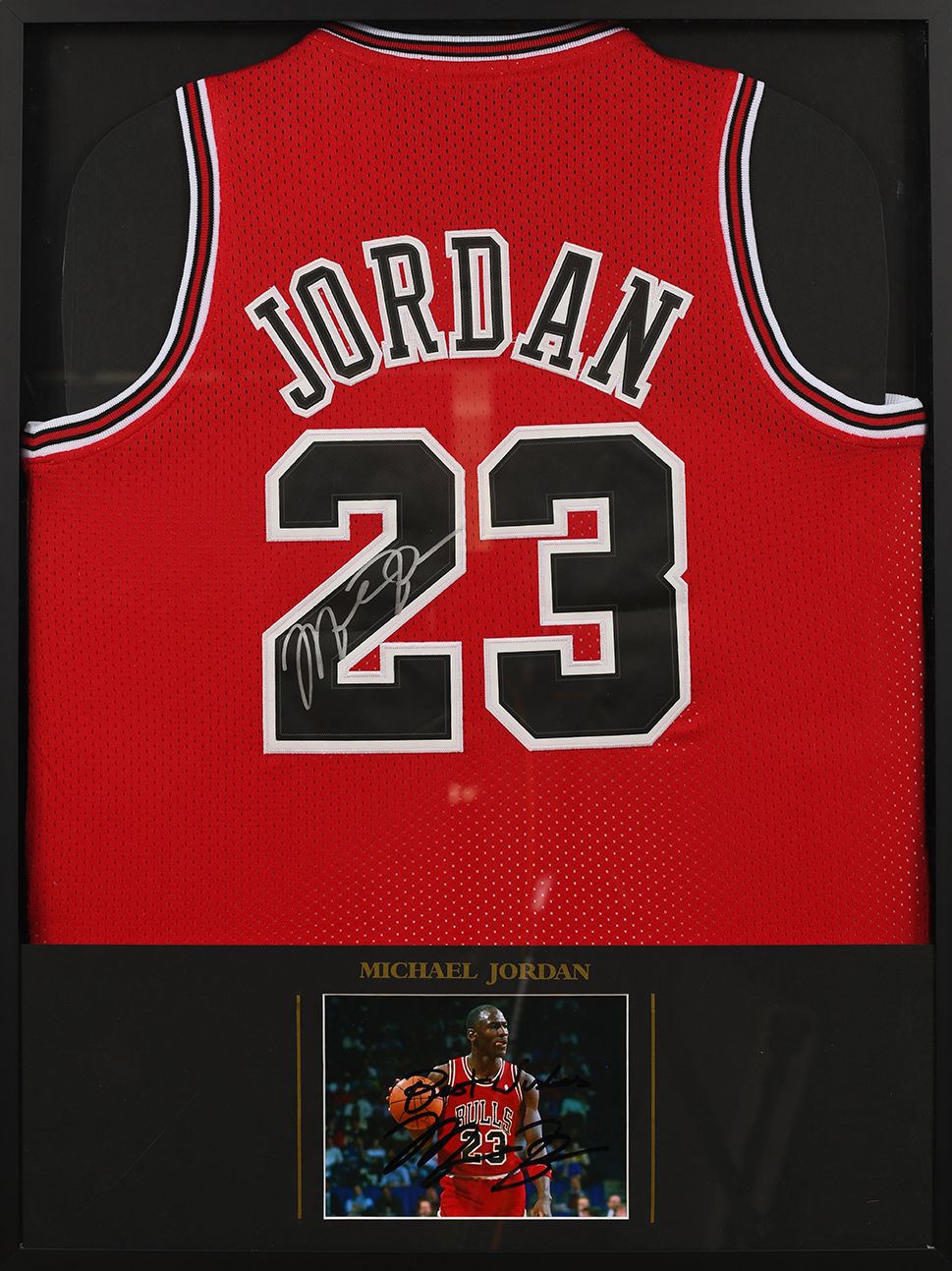 Null Michael Jordan. Maglia autografata (replica) e foto del giocatore con i col&hellip;