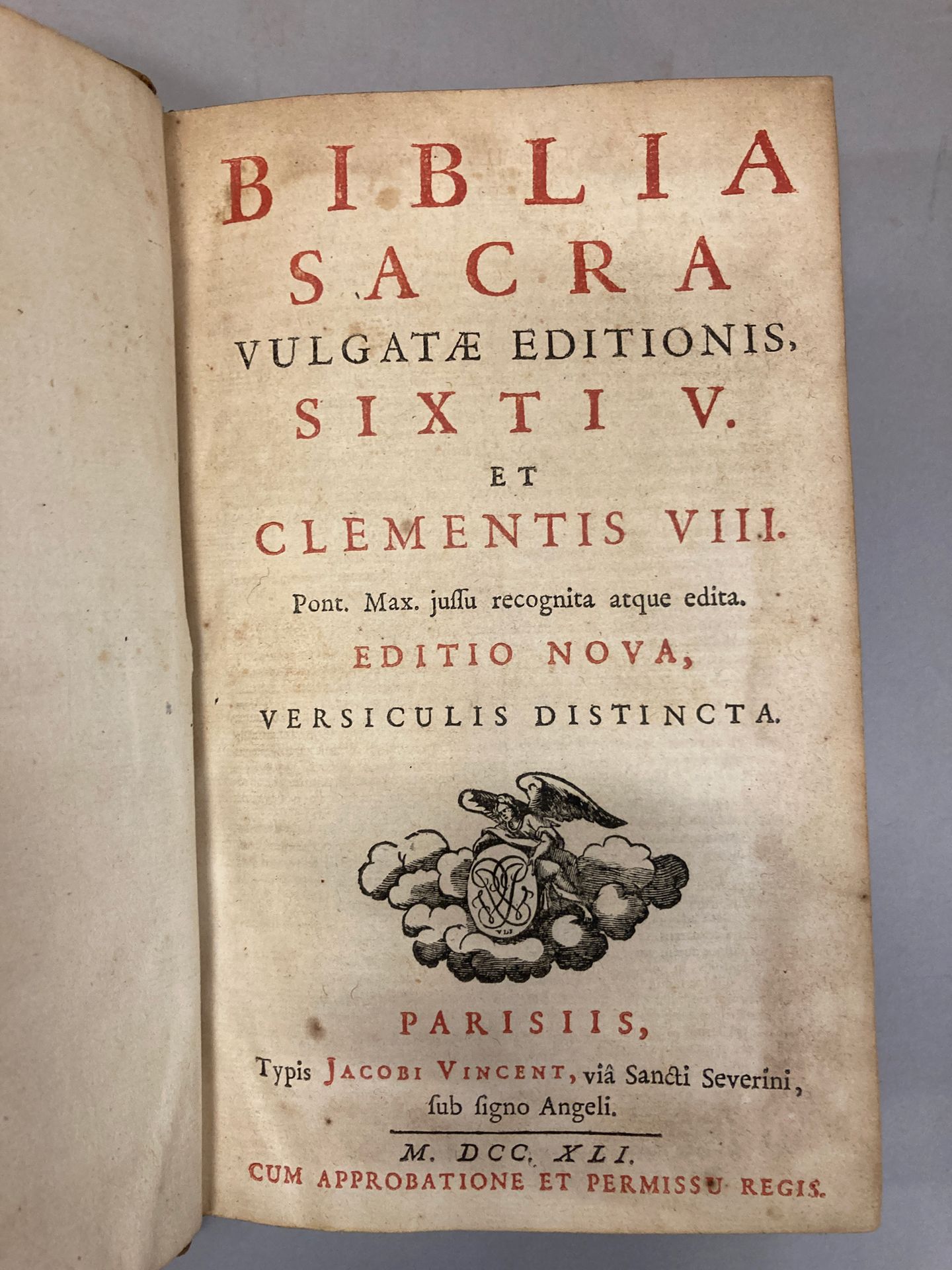 Null 18世纪的《圣经》--《圣经》。

P.，J.文森特，1741。

8开本，全小牛皮，书脊上有装饰性的神经。文本为拉丁文。穿着。