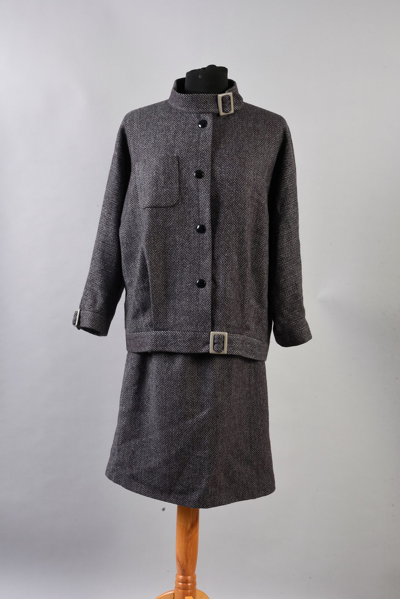 Pierre Cardin Création 
Ensemble trois pièces, jupe taille 38, veste et manteau &hellip;