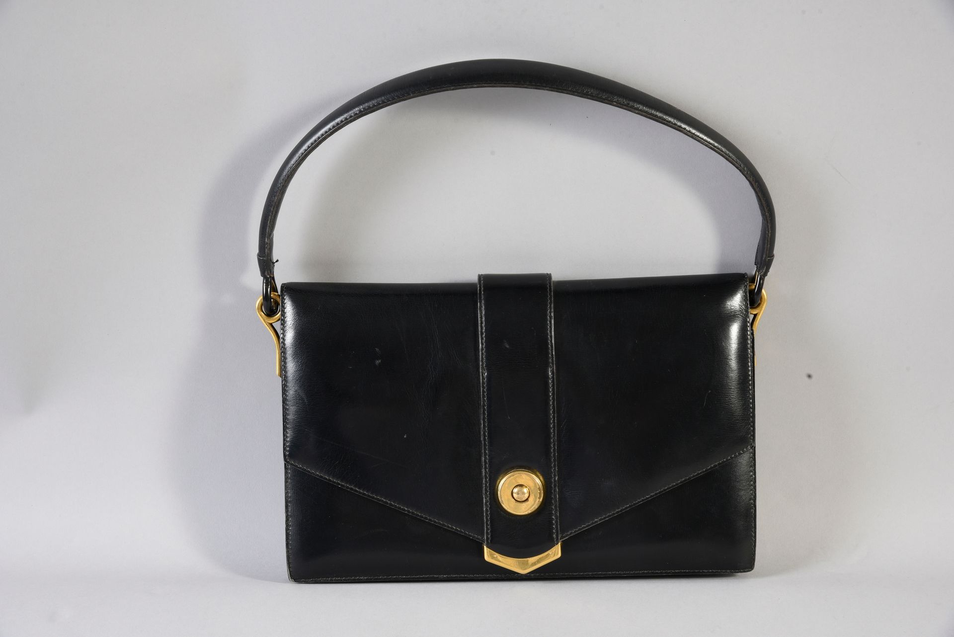 HERMES Sac pochette en box noir, fermeture en métal doré, anses en cuir souple, &hellip;