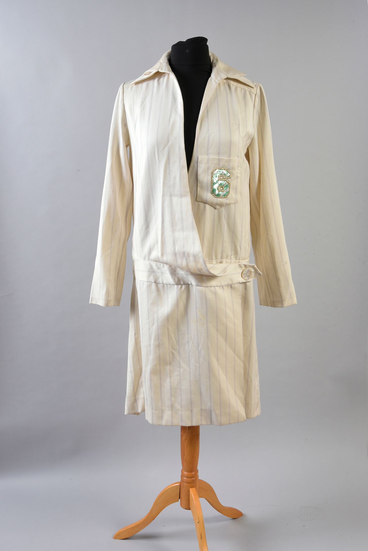 Null Robe portefeuille en lainage ivoire à fines rayures bleues, taille basse à &hellip;