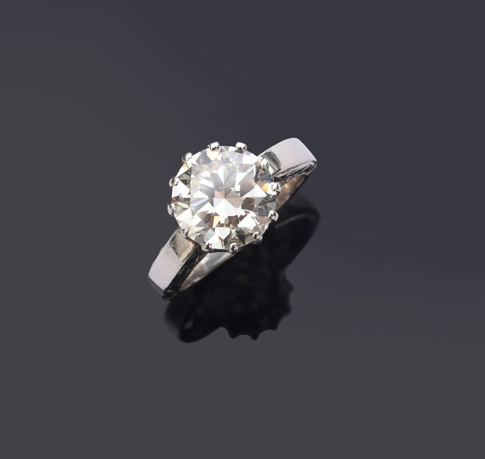 Null 585白金单颗钻石，镶嵌一颗明亮式切割钻石（约4.2克拉，推定为L.VS1），戒指主体精雕细琢。
TDD : 58
毛重 : 7.6 g