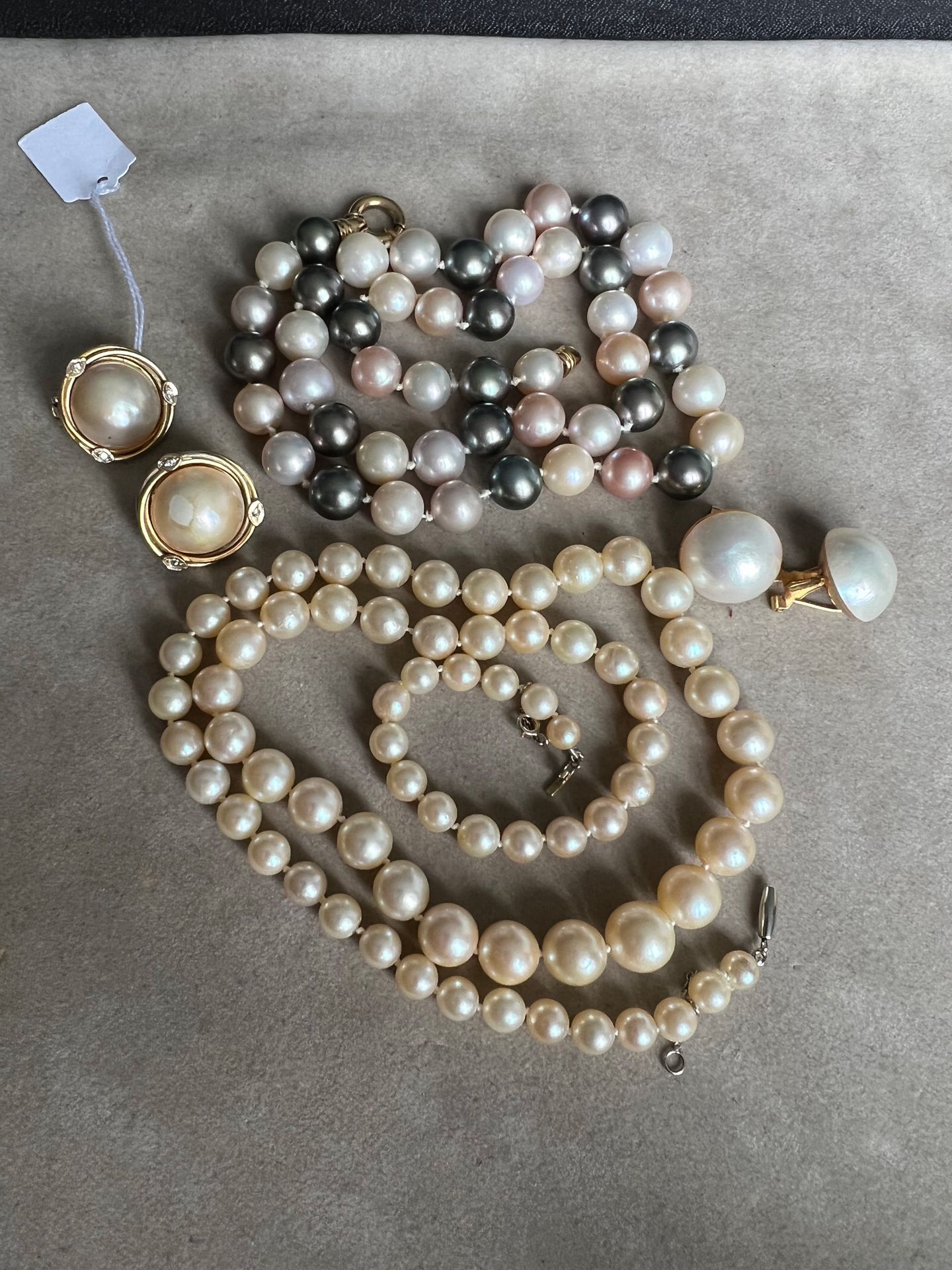 Null Lot of cultured pearls composed of:
两对750e金的耳夹，装饰着马贝珍珠，其中一个在扭曲的金周围，点缀着小钻石（与&hellip;