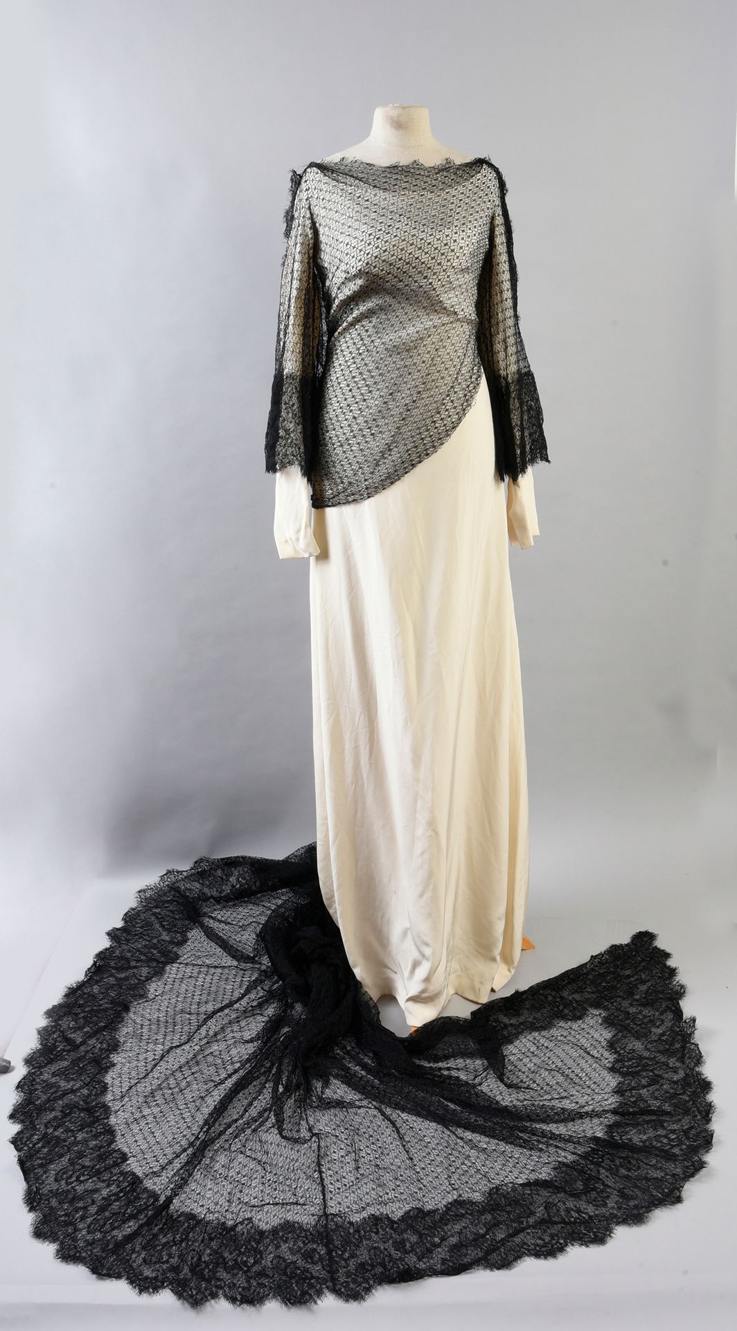 CARVEN haute couture Robe du soir en crêpe de soie ivoire, décolleté rond à manc&hellip;