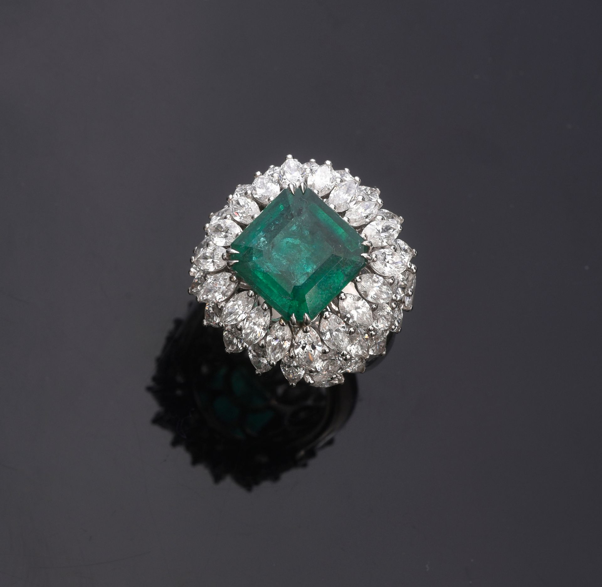 Null Ring aus 750er Weißgold, besetzt mit einem quadratischen Sambia-Smaragd mit&hellip;