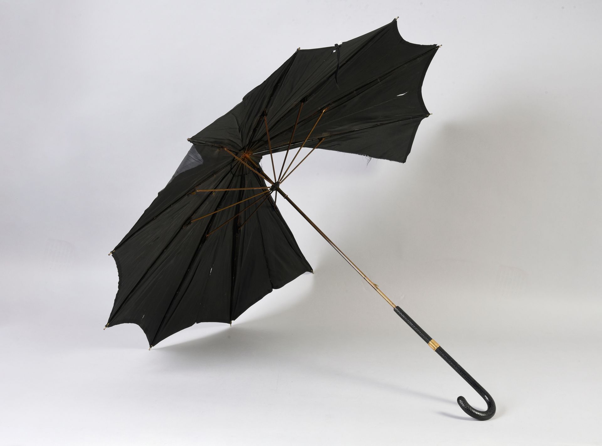 HERMES Parapluie de dame des années 1950, le manche et la pointe couvert de léza&hellip;