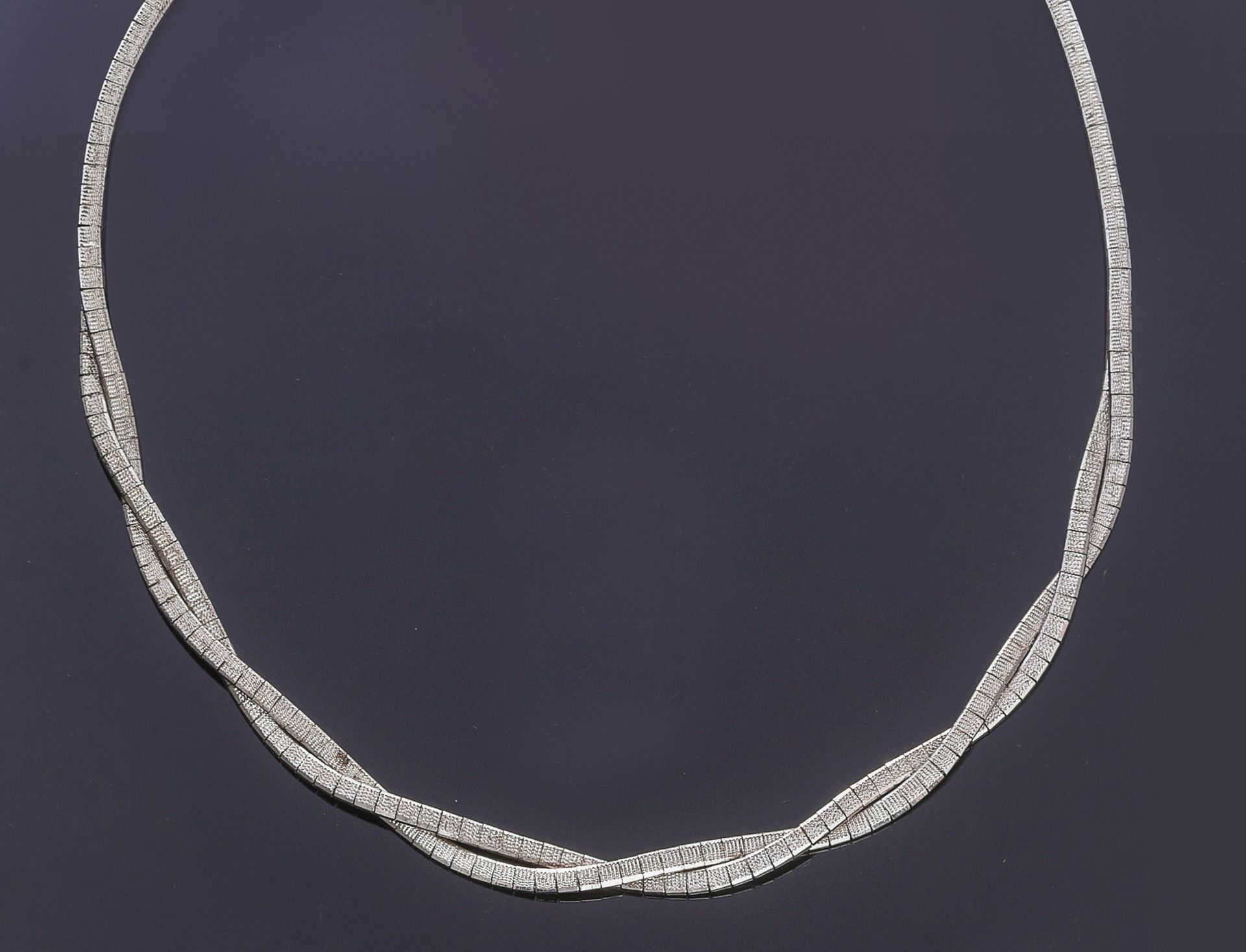 Null 750e拉丝白金项链，正面有交错图案。隐形棘轮扣和八个安全别针。
20世纪60/70年代的意大利作品
L.45 cm
重量：25.3 g