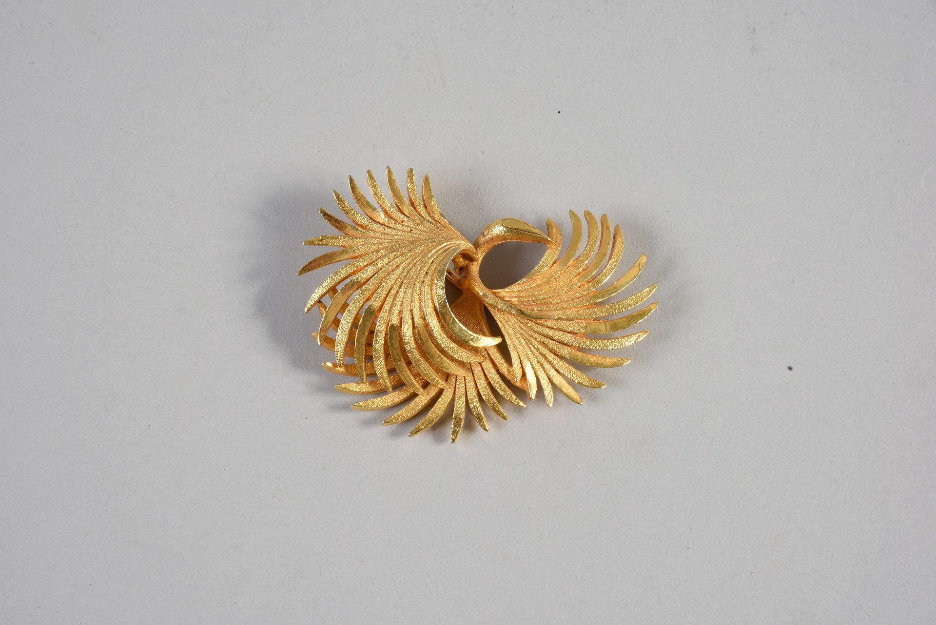Null Broche en métal doré représentant des feuilles ou un oiseau fantastique. Lo&hellip;