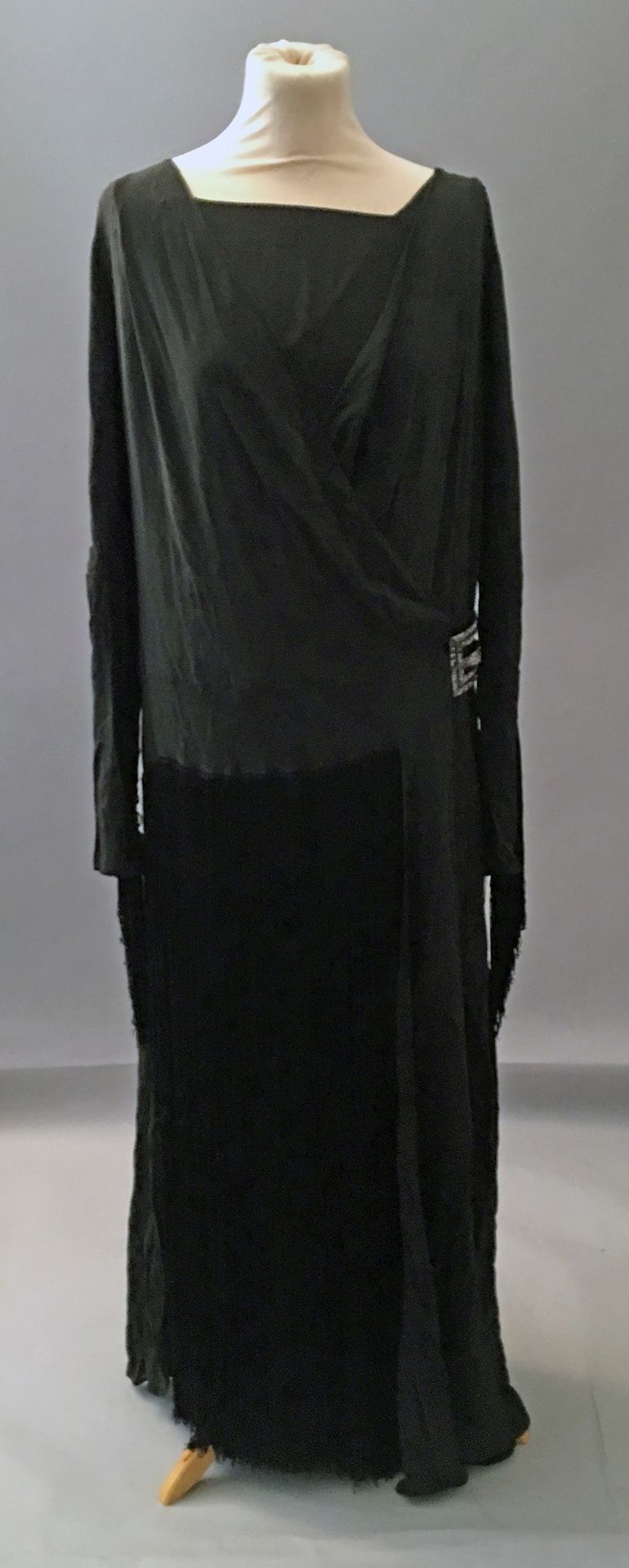 Null ROBE vers 1930, mousseline de soie noire, décor géométrique brodé en perles&hellip;