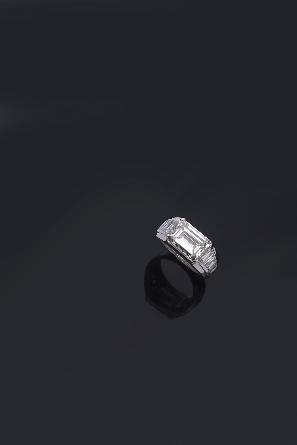 BULGARI Bague de type Trombino en or gris 750e, elle est sertie d'un diamant de &hellip;