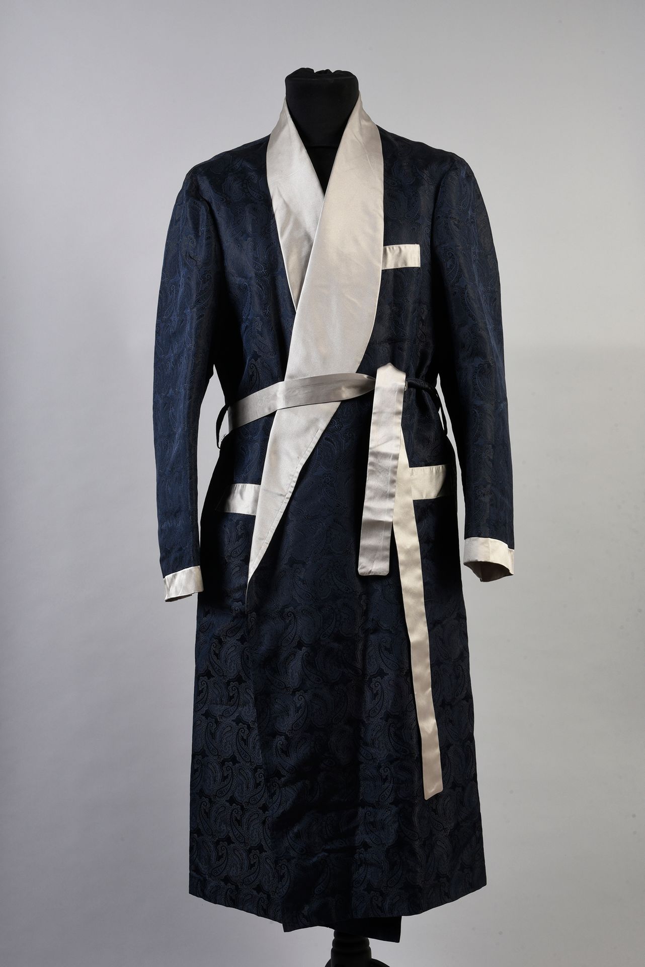 SULKA Robe de chambre en soie à col châle à motif cachemire noir et bleu marine,&hellip;