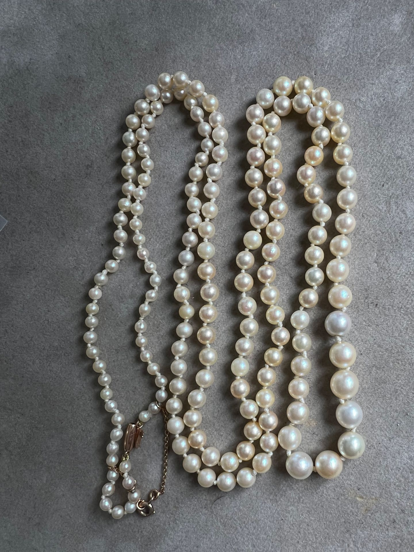 Null 由养殖珍珠（约7至3毫米）制成的长项链。750金的橄榄扣和安全链。
长度：95 cm
毛重：27.3 g