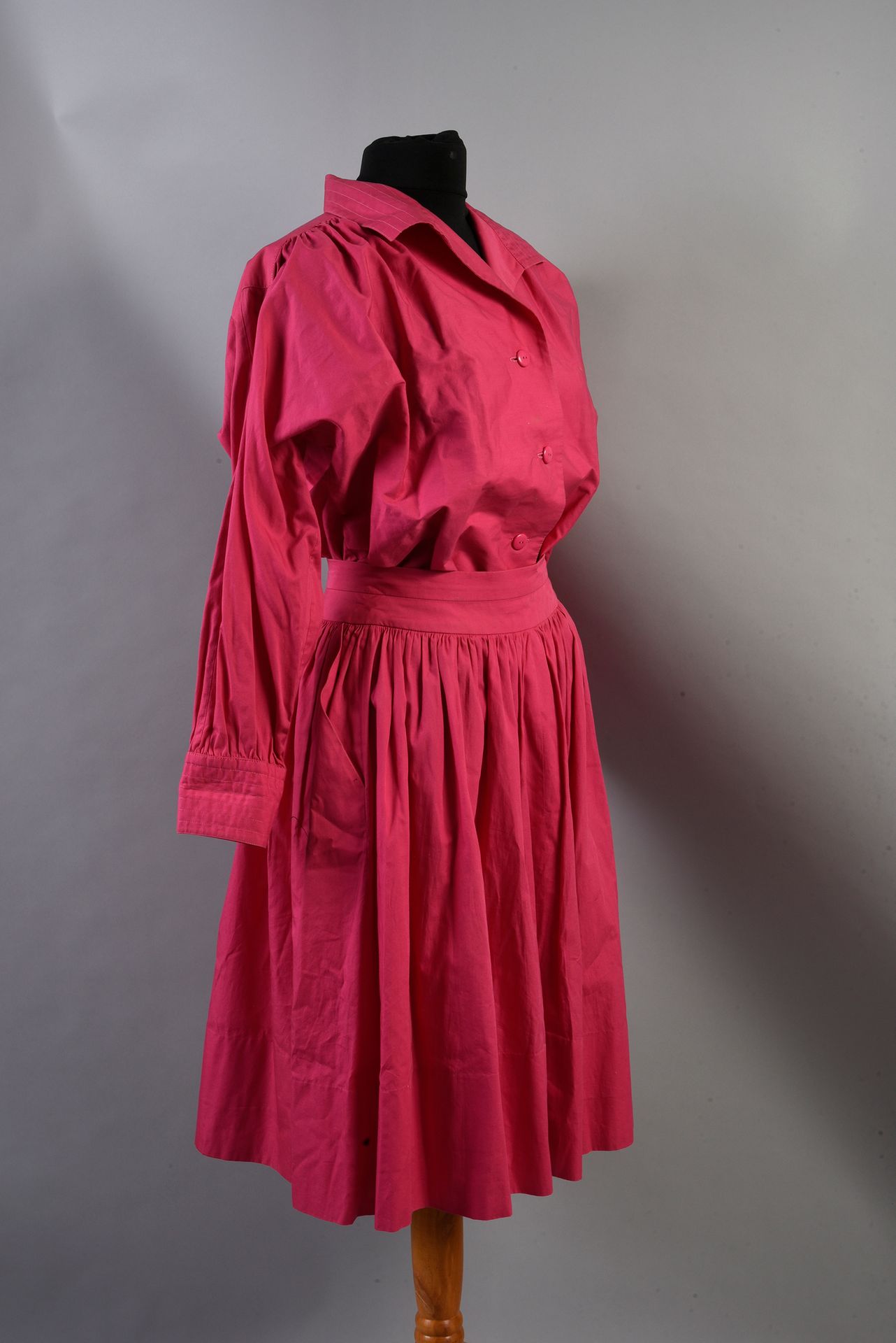 LANVIN Ensemble en coton rose fuchsia avec une jupe à poches boutonnées sur le d&hellip;