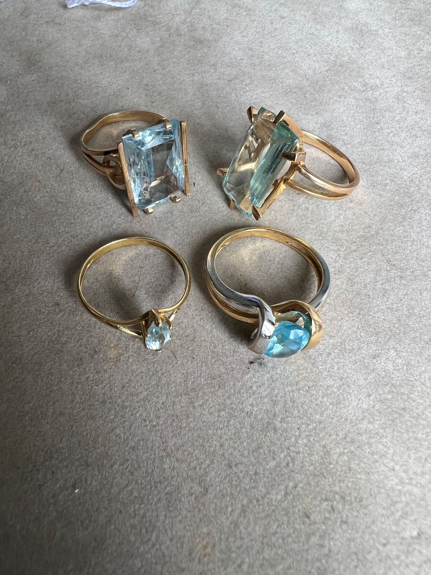 Null Lote de anillos en oro 750e, decorados con piedras azules: aguamarinas, top&hellip;