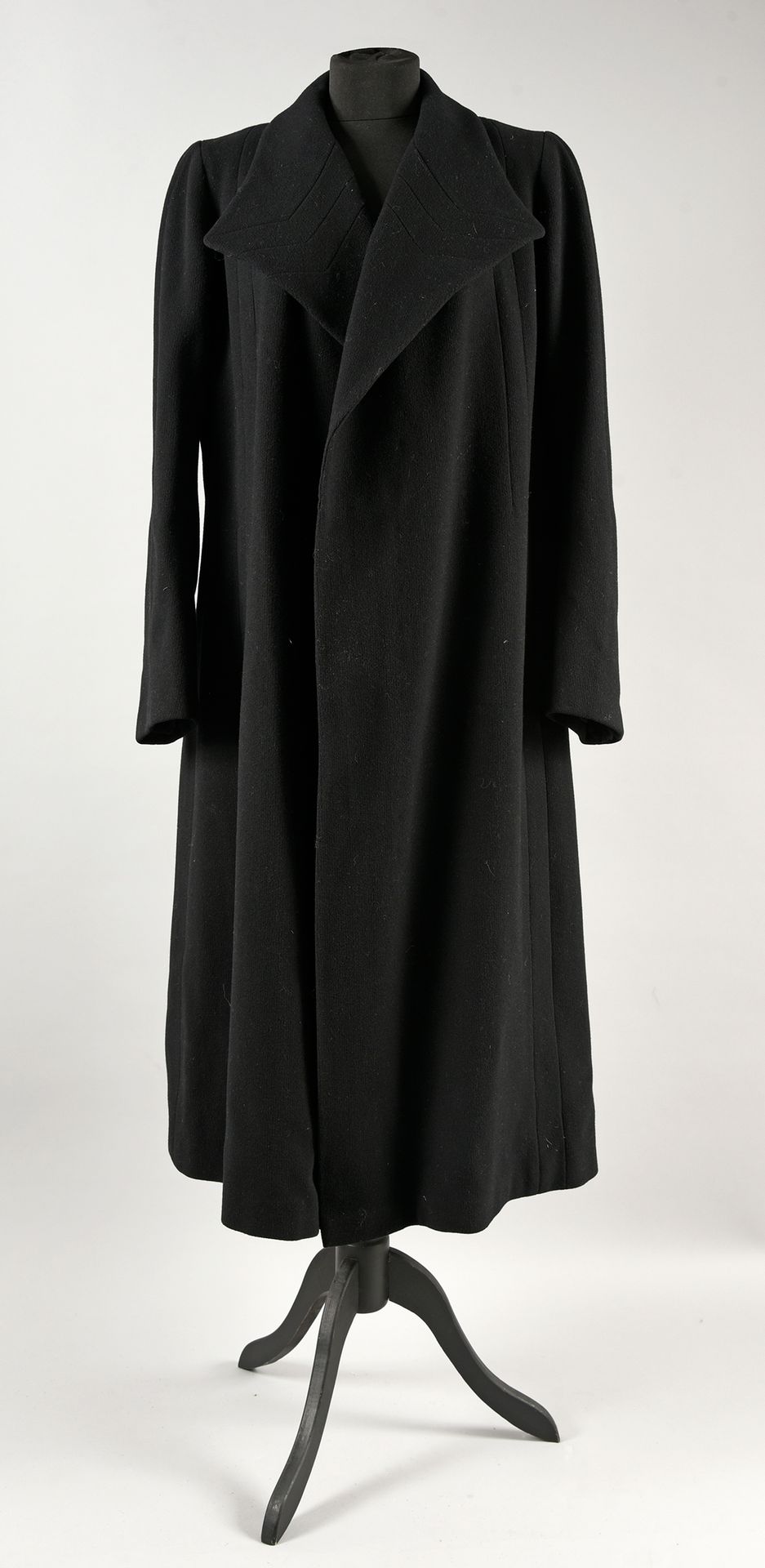 Null Elégant manteau, haute couture, vers 1935, en crêpe de laine noir nervuré d&hellip;