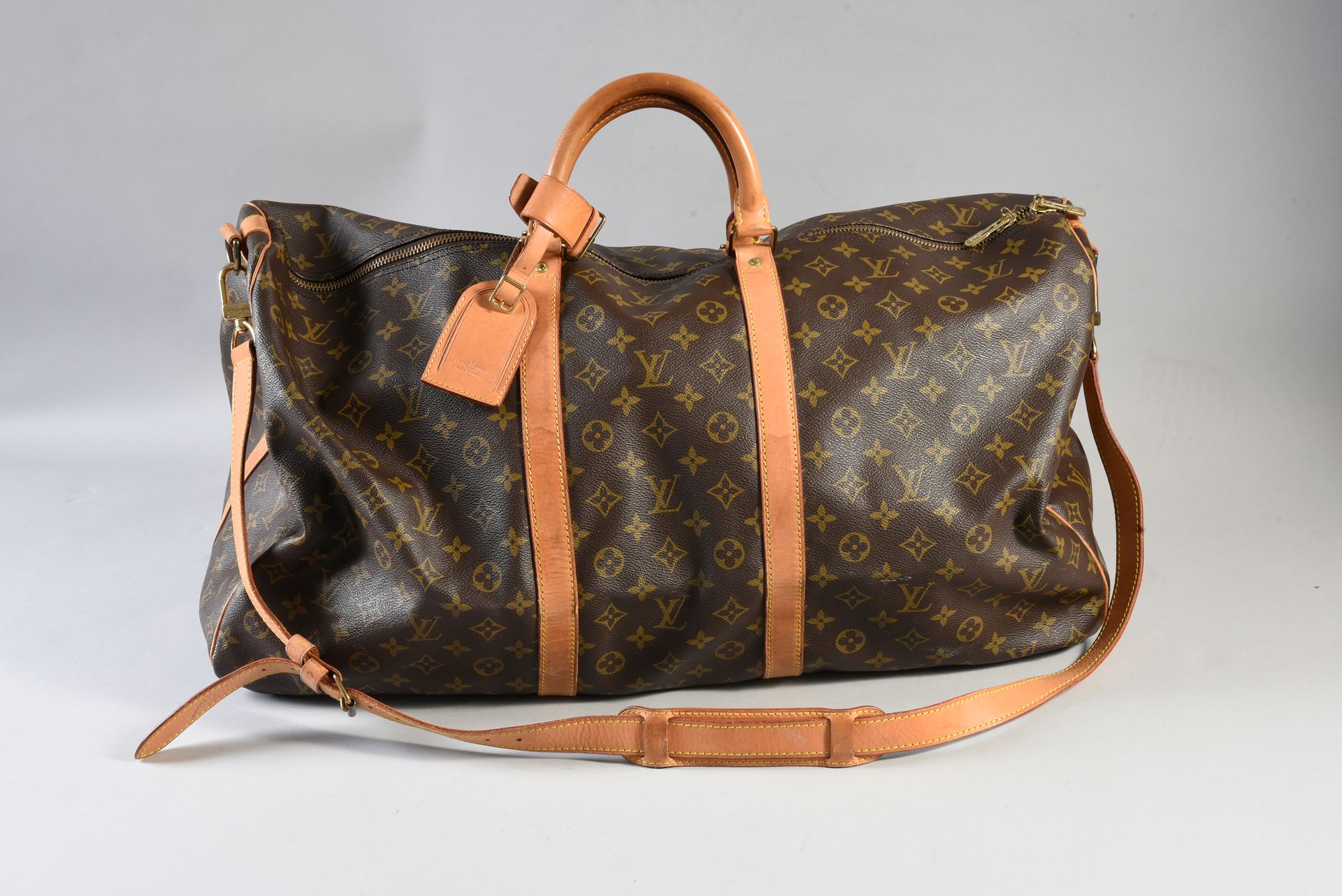 LOUIS VUITTON Sac de voyage « Keepall » en toile monogrammée à double anses en c&hellip;