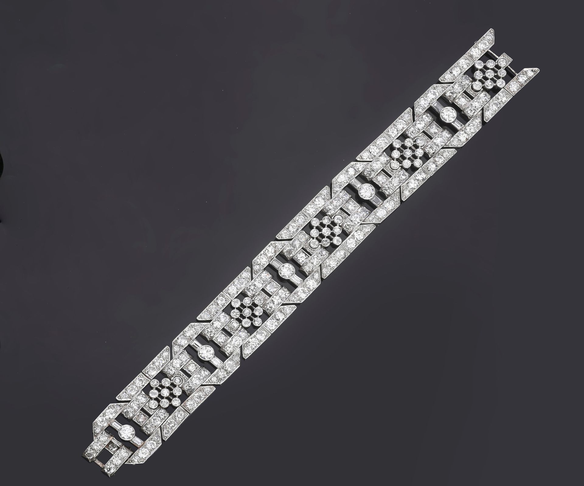 Null 铂金800e的铰链式手镯，镶嵌着几何图案的明亮型、半切型和长方形钻石（约12克拉）。
隐形搭扣，安全链。
装饰艺术时期的外国作品。
长：18厘米
毛重&hellip;