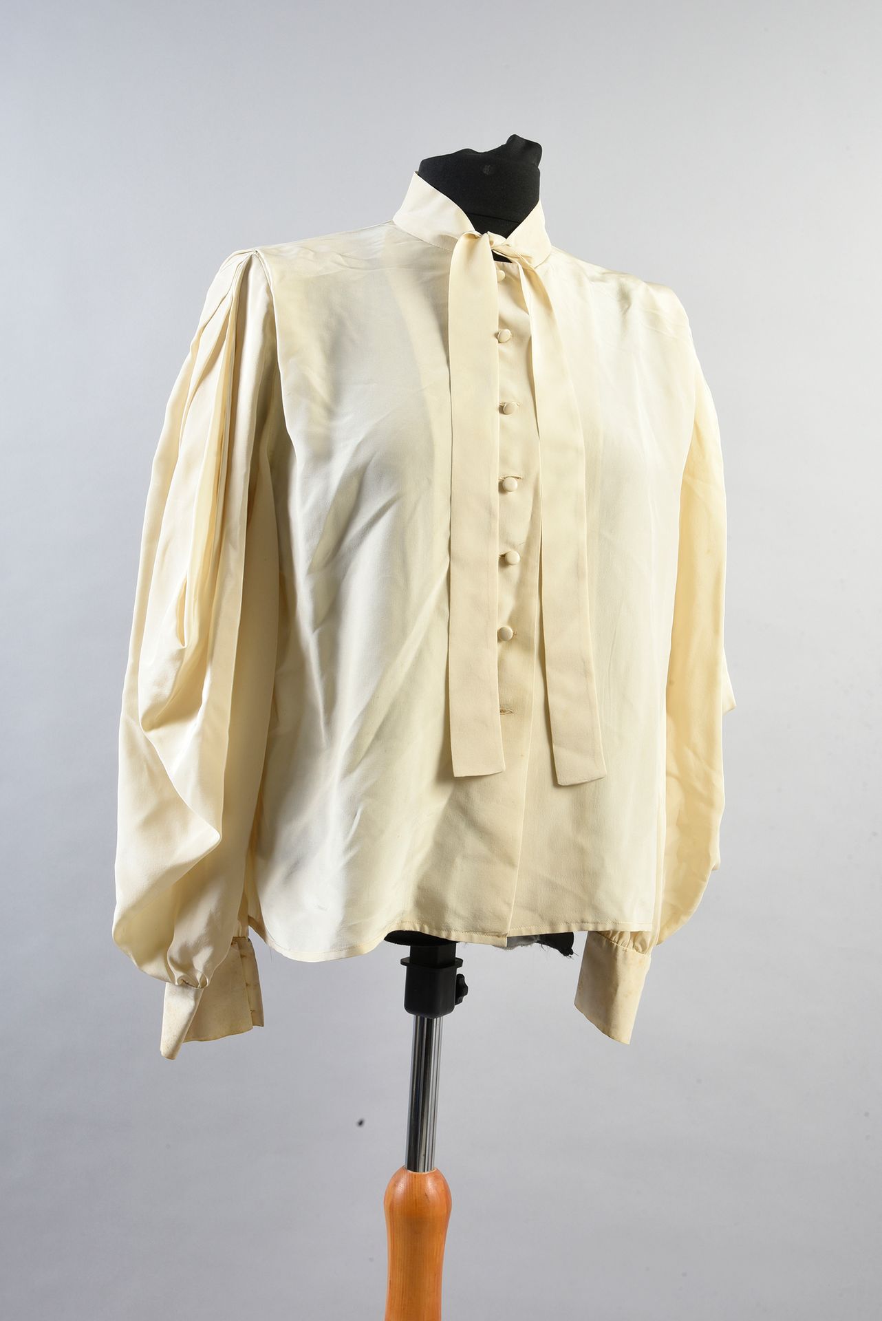 Nina RICCI boutique 
象牙色真丝绉绸拉瓦尔里耶领衬衫，大长袖，有些轻微的缝合。有一件白色的羊毛长衫，有圆领和3/4长的袖子，还有一件赤褐色的&hellip;