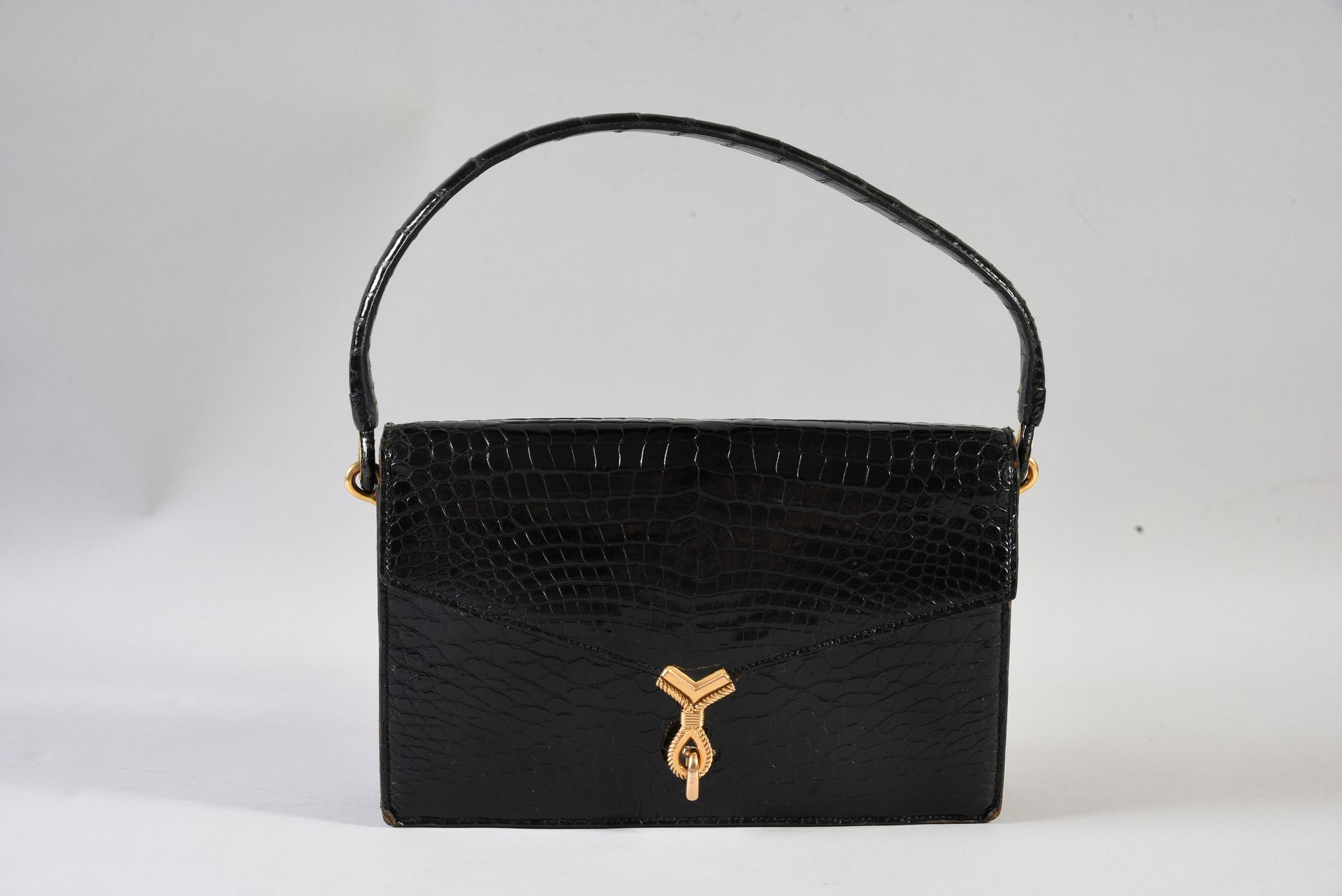 HERMES Sac en crocodile noir à décor de bourrelets vers 1950-1960, fermeture en &hellip;