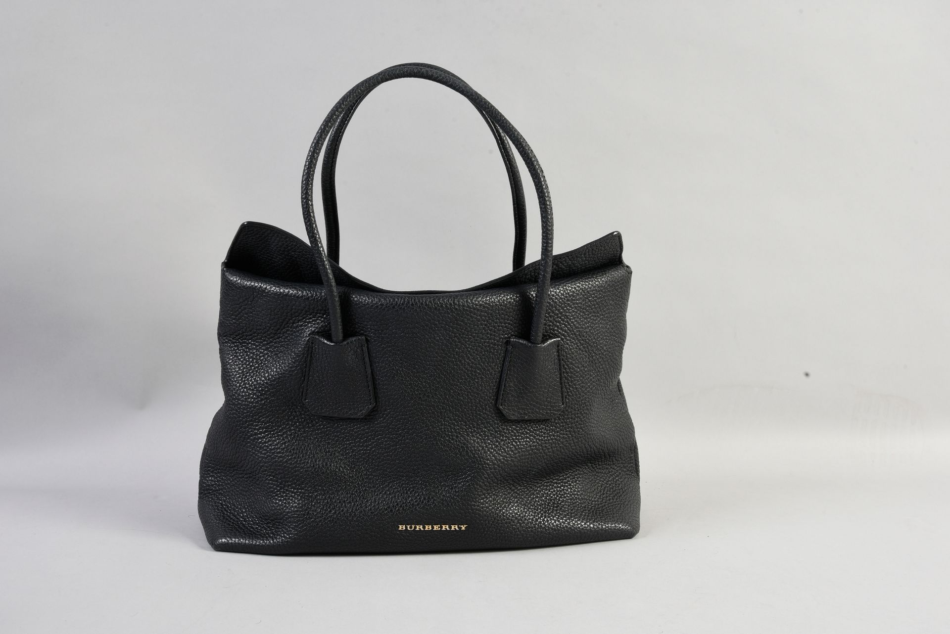 BURBERRY Sac à main en cuir noir grainé, deux anses, doublure en toile écossaise&hellip;