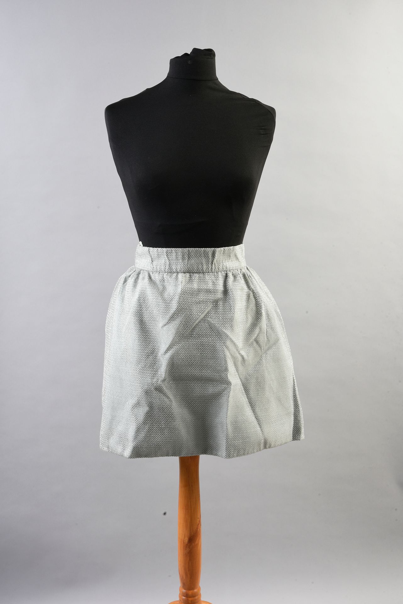 CARVEN haute couture Jupe courte été 1991 en taffetas de soie changeant gorge de&hellip;