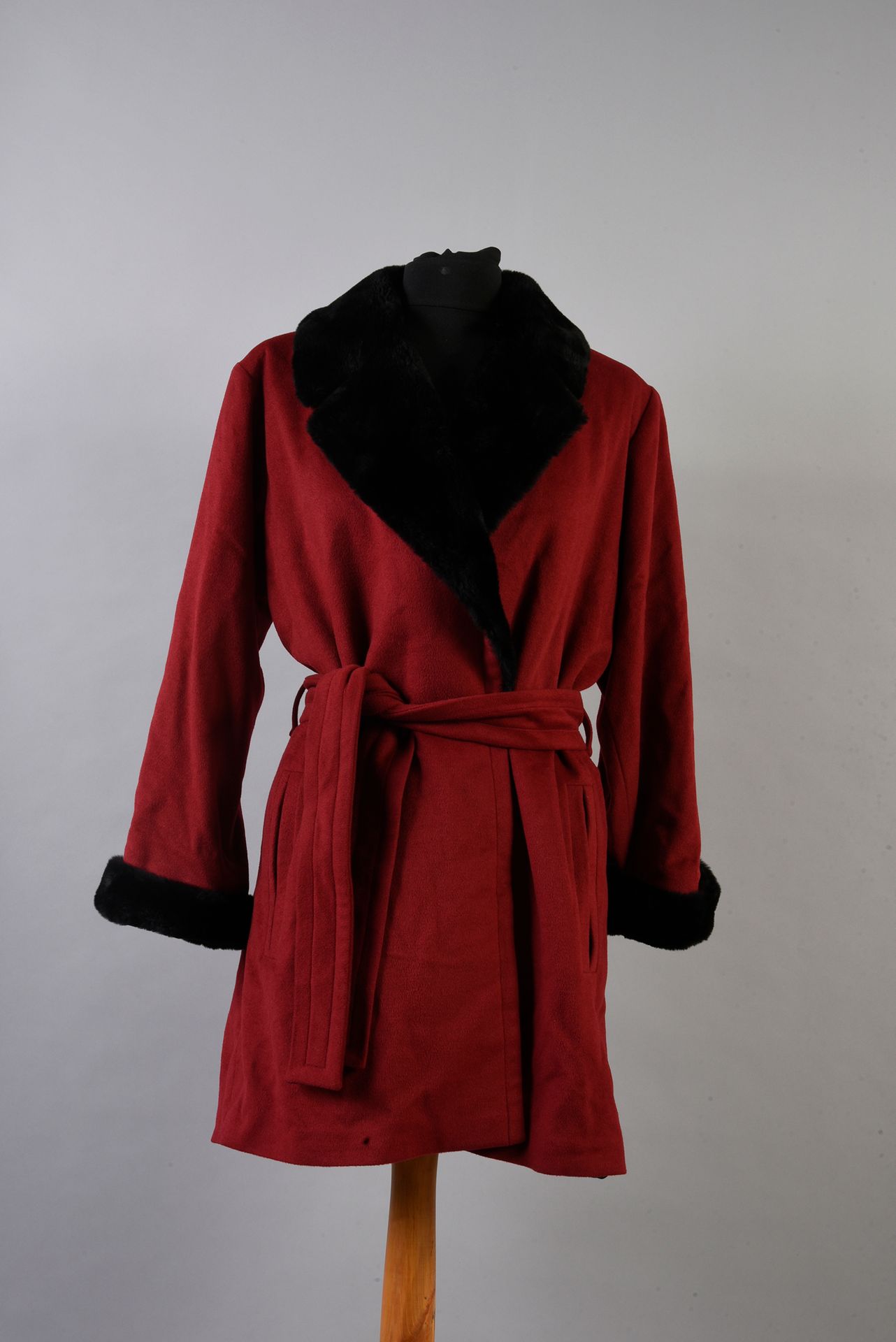 Yves Saint LAURENT Fourrures, manteau trois quart en laine bordeaux à encolure e&hellip;