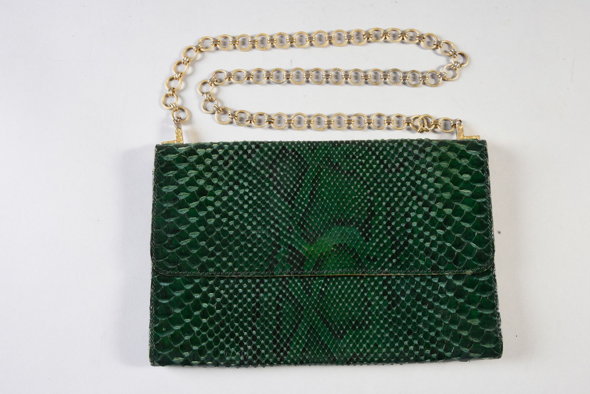 Null 
Sac pochette en python teinté vert émeraude, chaîne en métal doré, années &hellip;