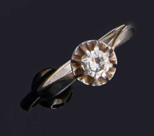 Null 750（18K）白金单钻戒指，镶有一颗半切钻石。
毛重：3.50g TDD：58.