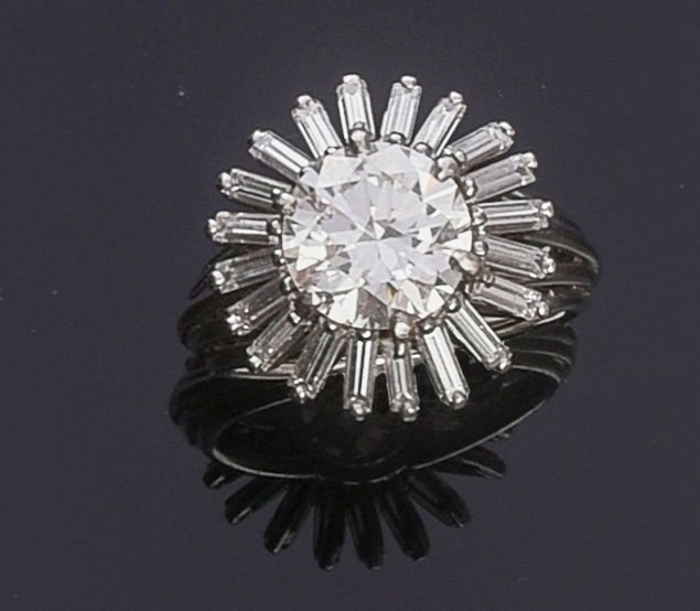 Null 铂金线戒指850e，镶嵌一颗明亮型切割钻石（约4克拉），周围是璀璨的方形钻石。
60年代的法国作品
TDD : 56 (减速弹簧环)
毛重 : 12,&hellip;