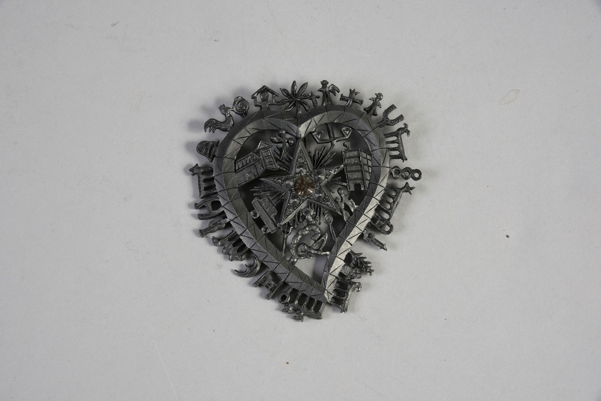 Christian LACROIX Broche pendentif cœur provençal en métal noir patiné. Le centr&hellip;