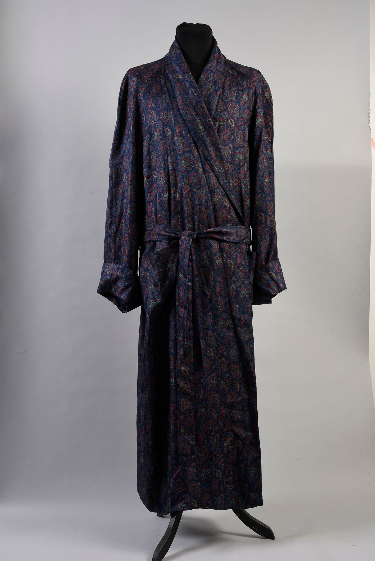 GIVENCHY GENTLEMAN Paris Robe de chambre en soie imprimée à motif cachemire roug&hellip;