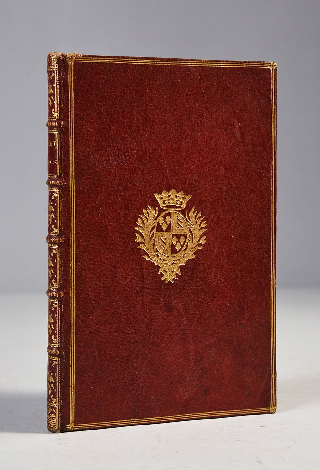 Null 
拉丁语手册 



阐述学习拉丁语的合理方法 



巴黎，米歇尔-艾蒂安-大卫著，1758年。 



8开本，全红摩洛哥，带有勃艮第公爵的徽章。&hellip;