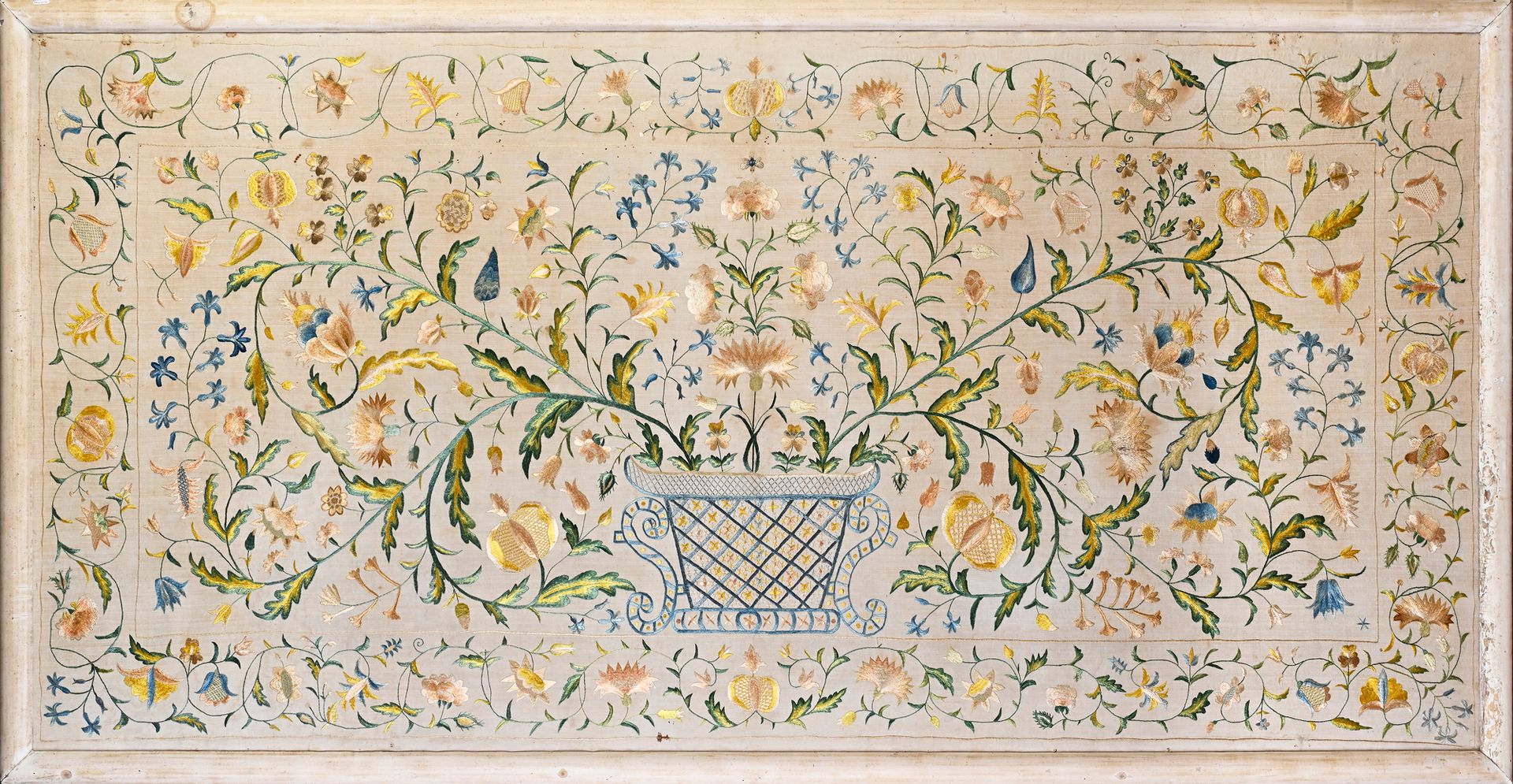 Null Grande pannello ricamato, metà del XVIII secolo, in tela di lino color sabb&hellip;