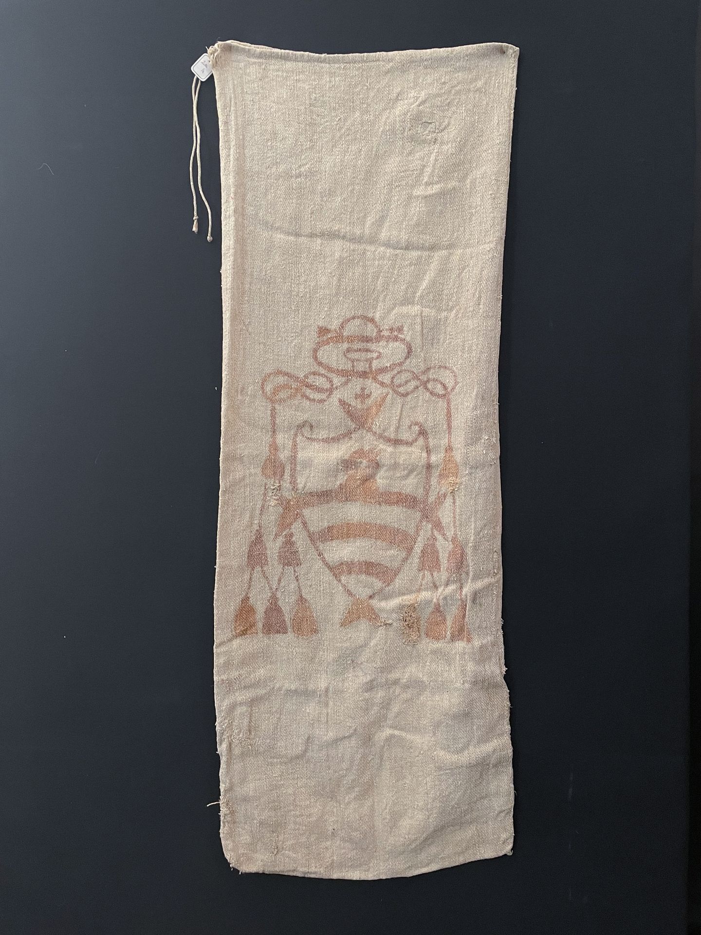 Null 带有主教纹章的麻布袋，意大利，可能是18世纪，坚固的谷物袋（？），用斜纹编织，用砖红色印有马耳他教团的主教纹章，（小事故和旧修补），133 x 50厘&hellip;